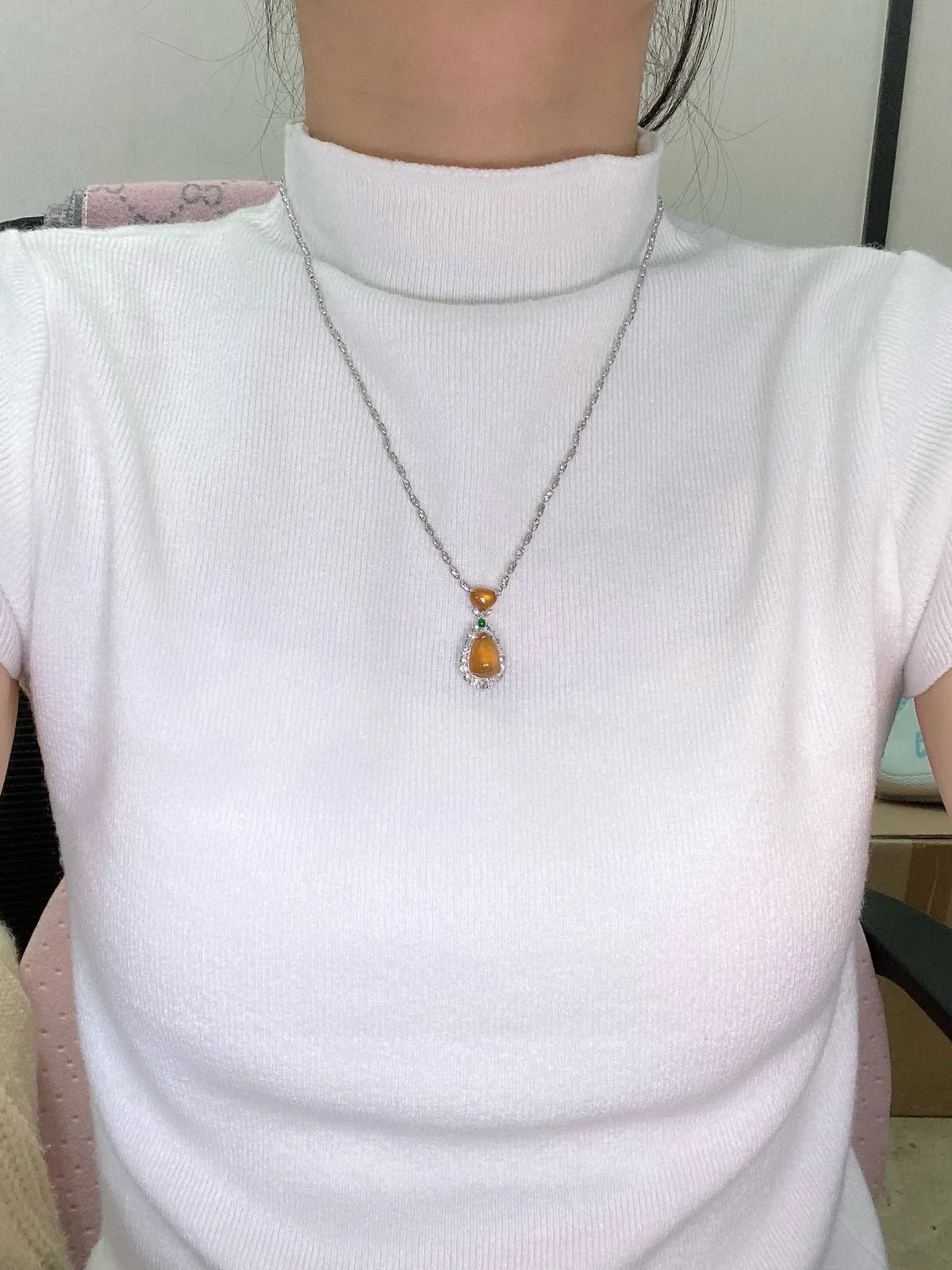 【冰种黄翡水滴吊坠】质地细腻，冰润透亮，光泽出众，18k金钻镶嵌，裸石尺寸12.4*8.8*4.8毫米