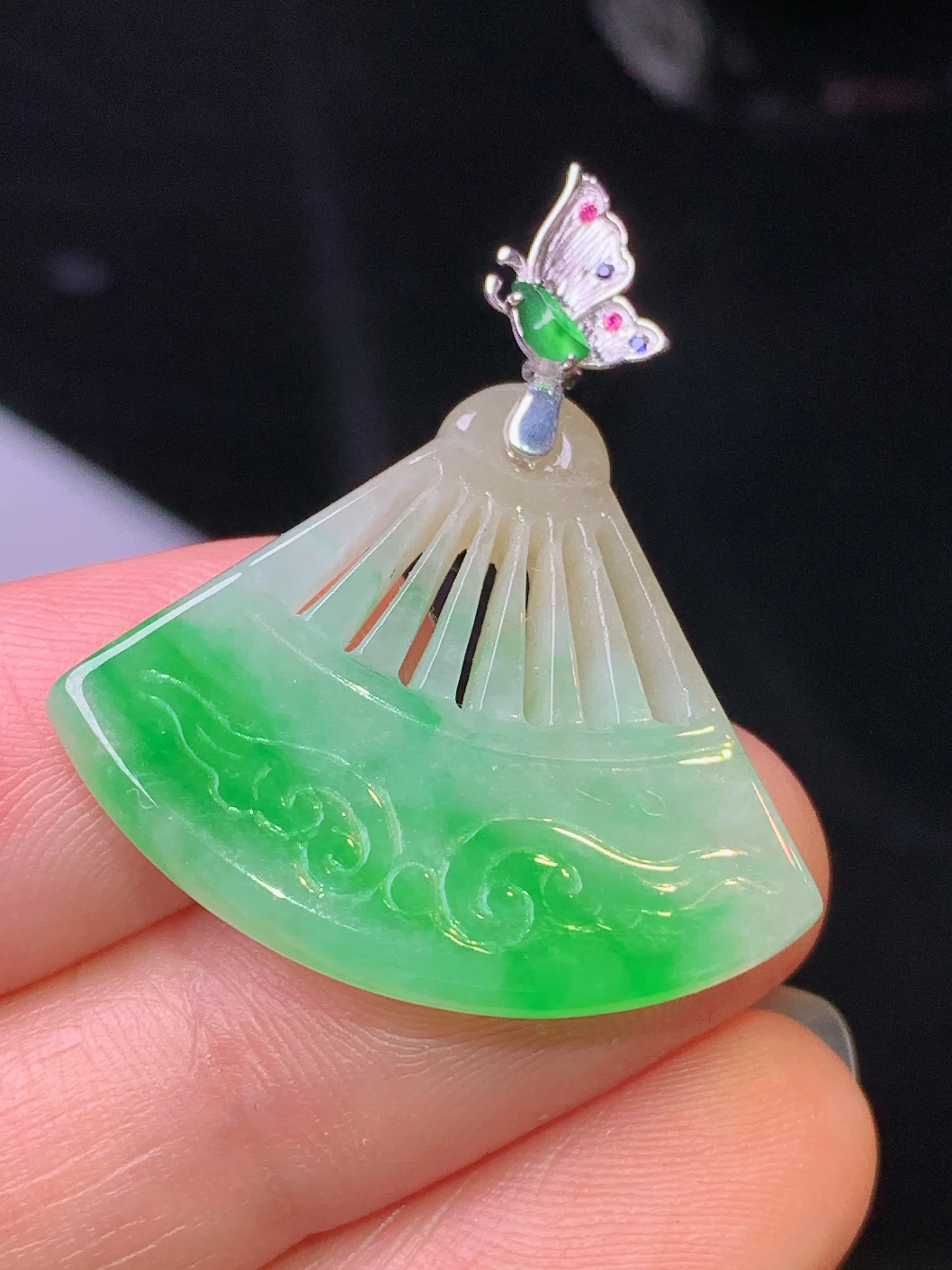 18k金镶嵌飘绿扇形吊坠 玉质细腻 色泽清新艳丽 整体尺寸32.8*28.3*4.2