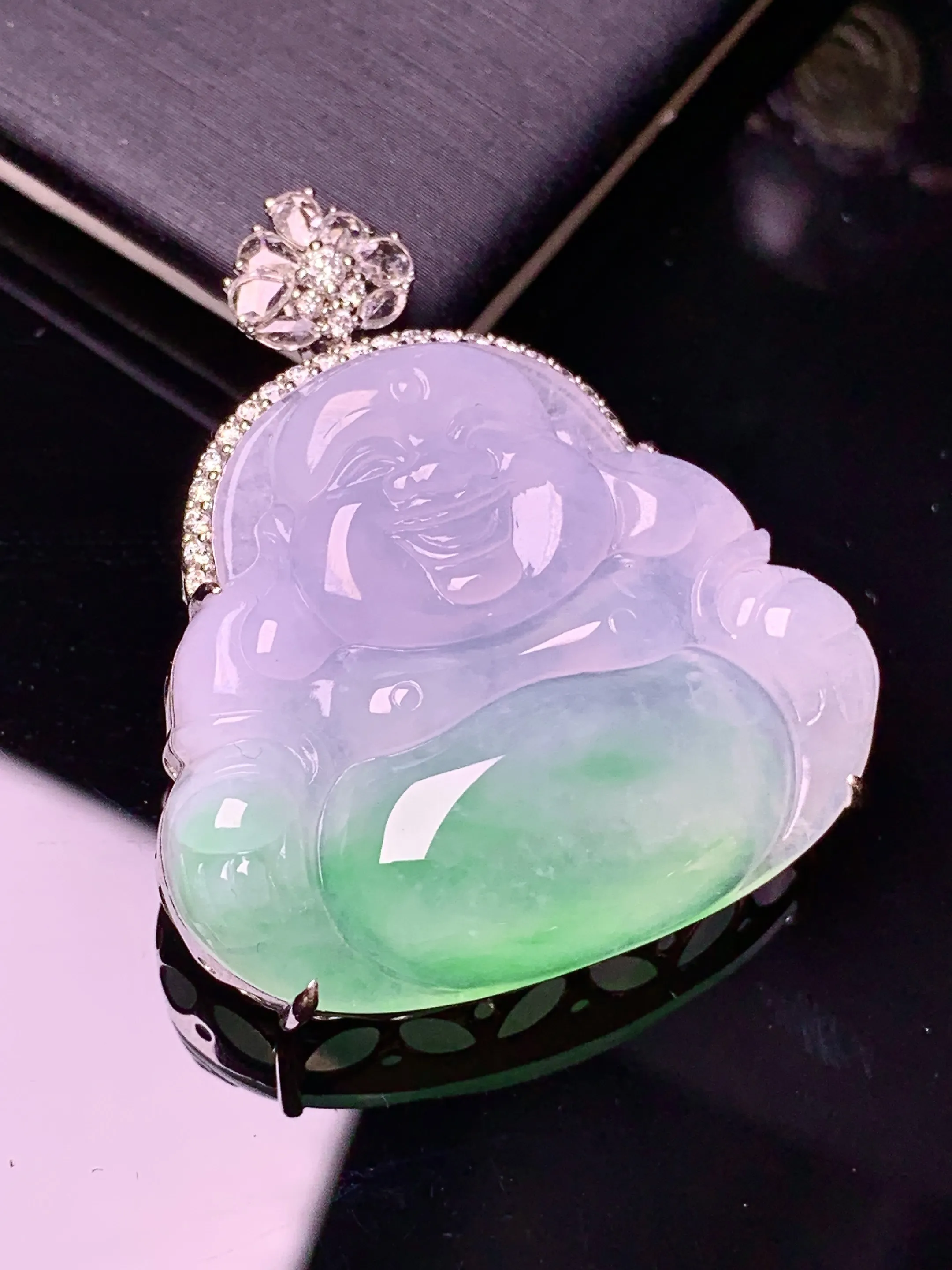 18k金钻镶嵌飘绿佛公吊坠 玉质细腻 色泽清新艳丽 整体尺寸36.8*32*9.8