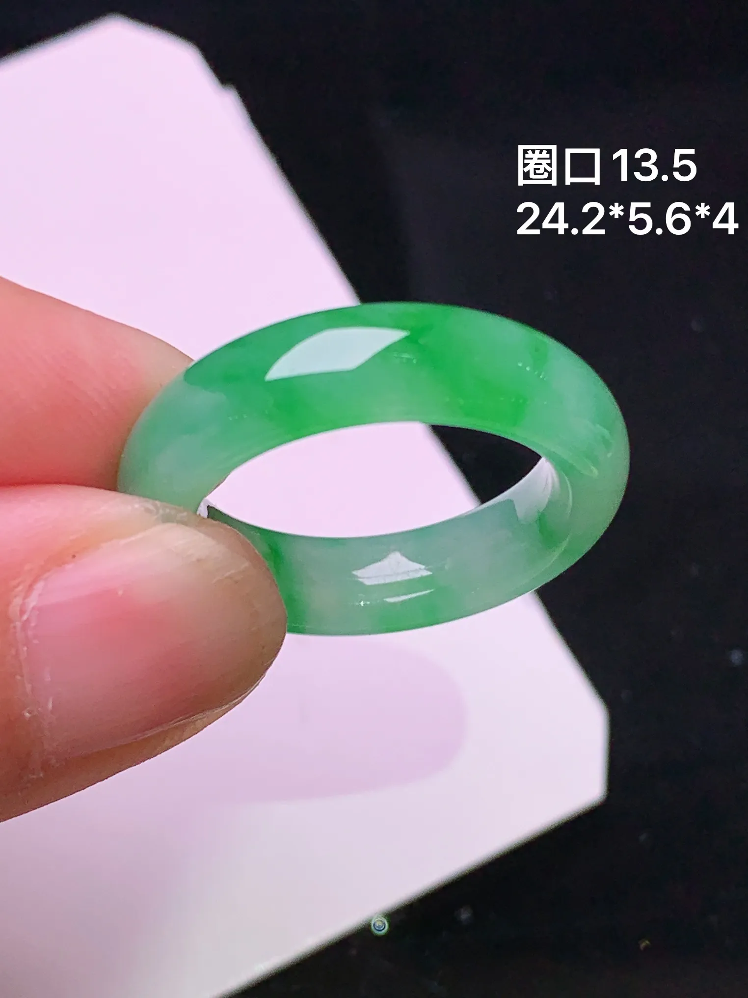 翠绿指环 玉质细腻 色泽清新艳丽 圈口13.5 整体尺寸24.2*5.6*4