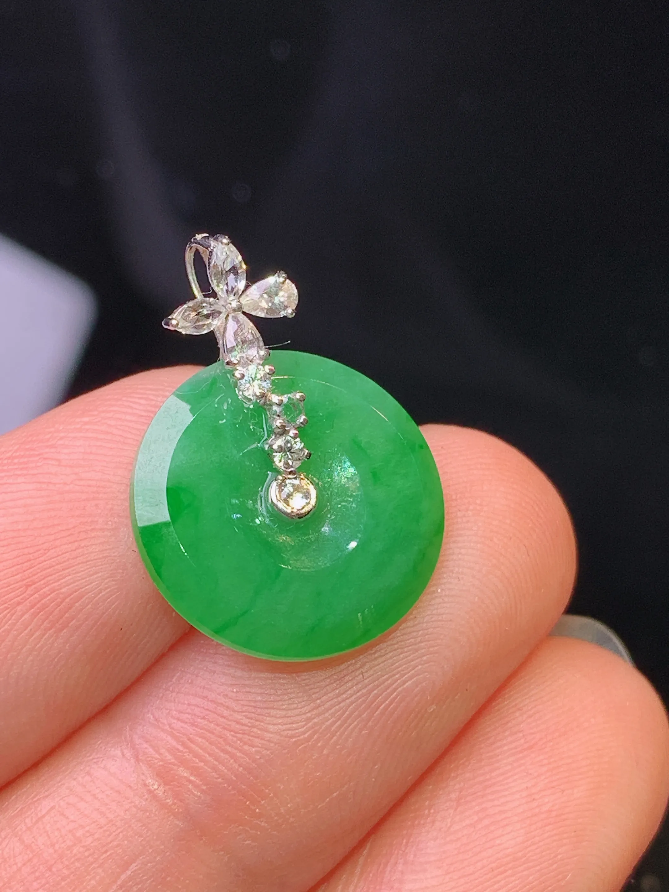 18k金钻镶嵌满绿平安扣吊坠 玉质细腻 色泽清新艳丽 整体尺寸20.5*15*2.5