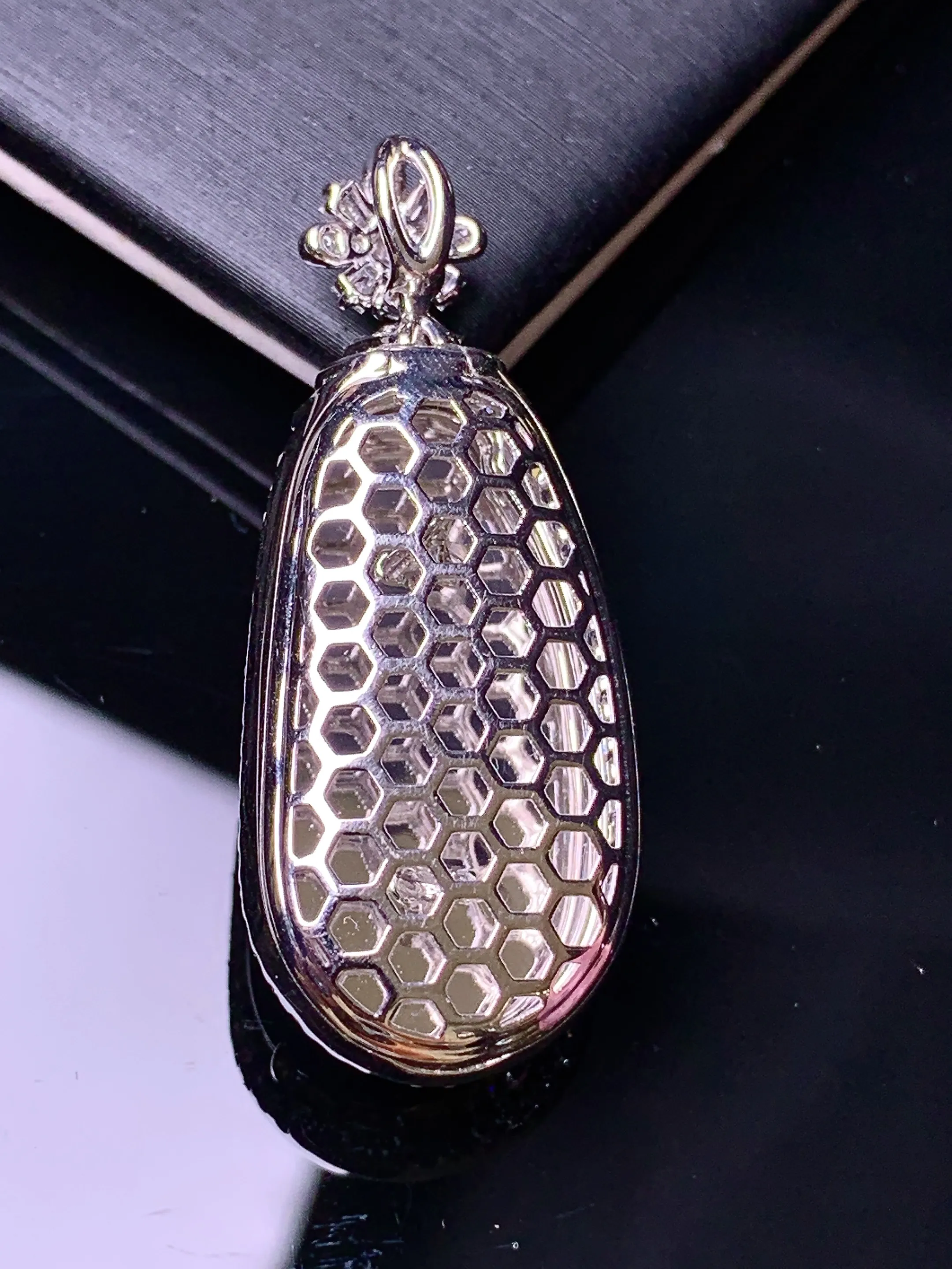 18k金钻镶嵌冰种四季豆吊坠 玉质细腻 色泽清新艳丽 整体尺寸38*15.7*10