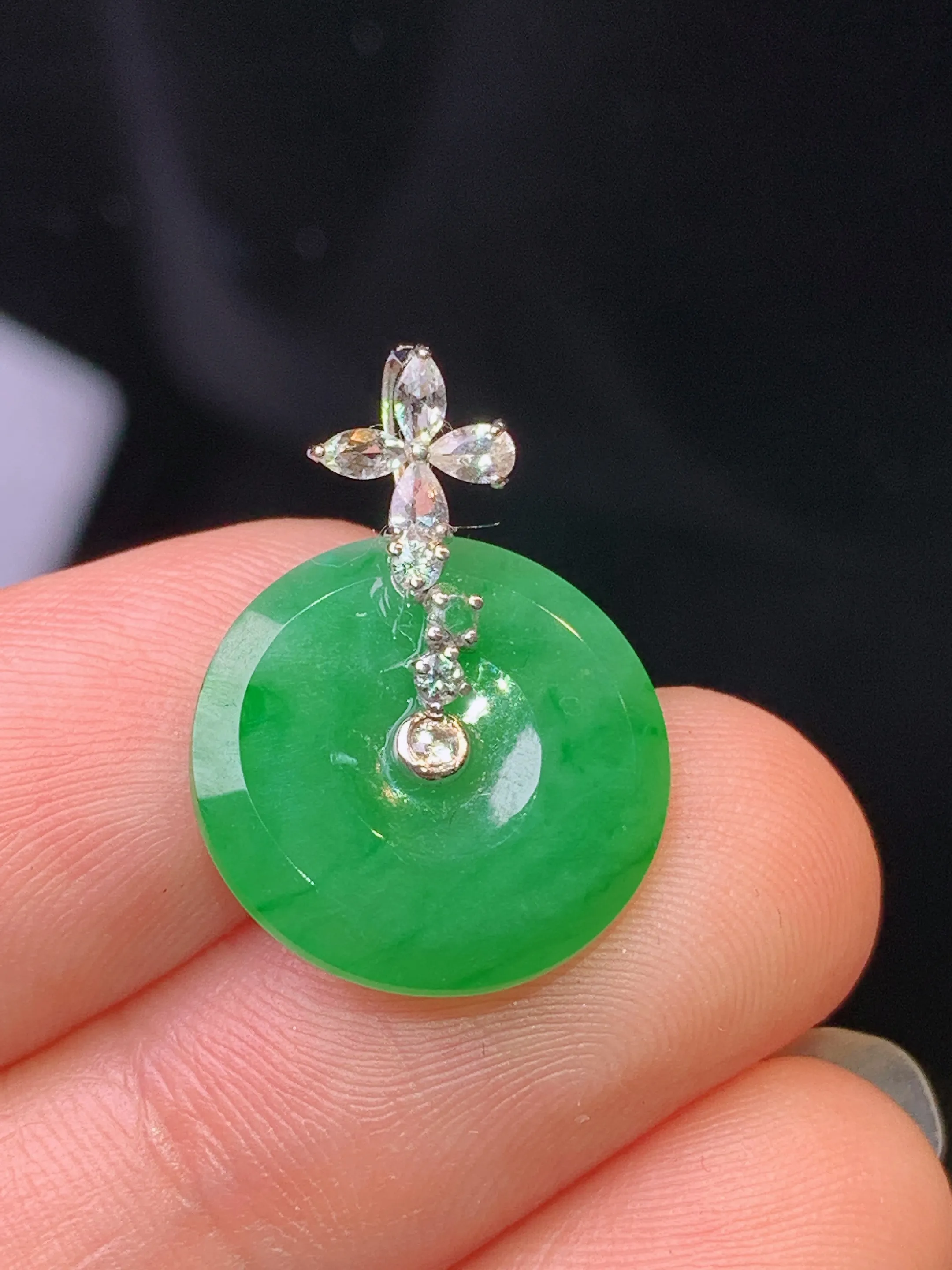 18k金钻镶嵌满绿平安扣吊坠 玉质细腻 色泽清新艳丽 整体尺寸20.5*15*2.5