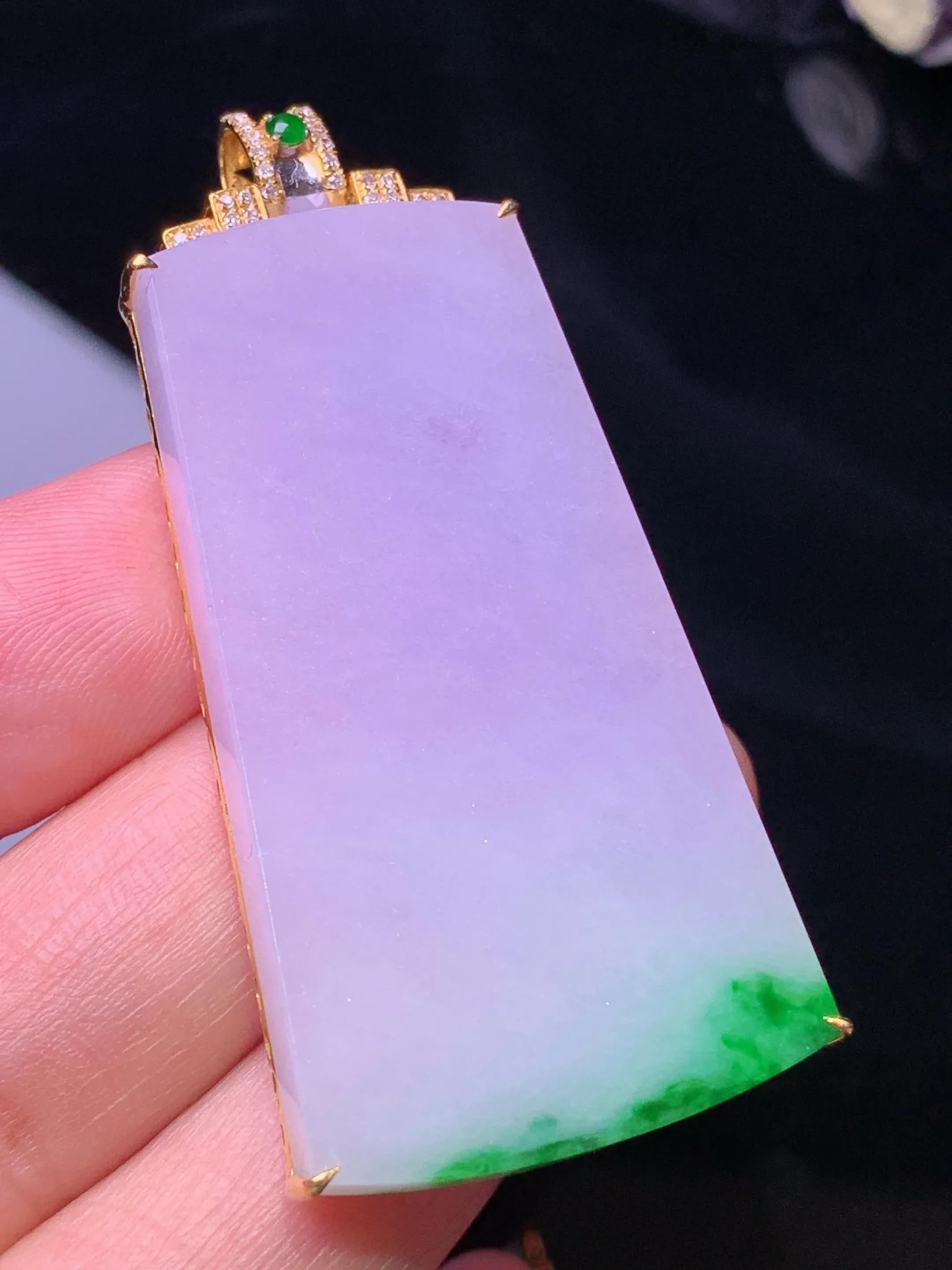 18k金钻镶嵌紫罗兰飘绿无事牌吊坠 玉质细腻 色泽清新艳丽 整体尺寸53.3*25*6.8