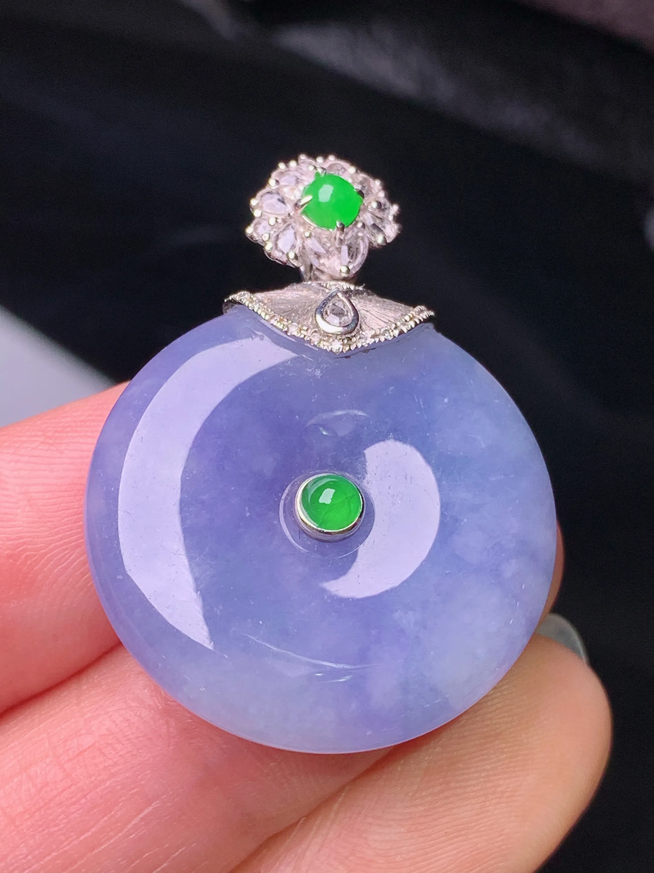 18k金钻镶嵌紫罗兰平安扣吊坠 玉质细腻 色泽清新艳丽 整体尺寸34.6*25.3*5.3