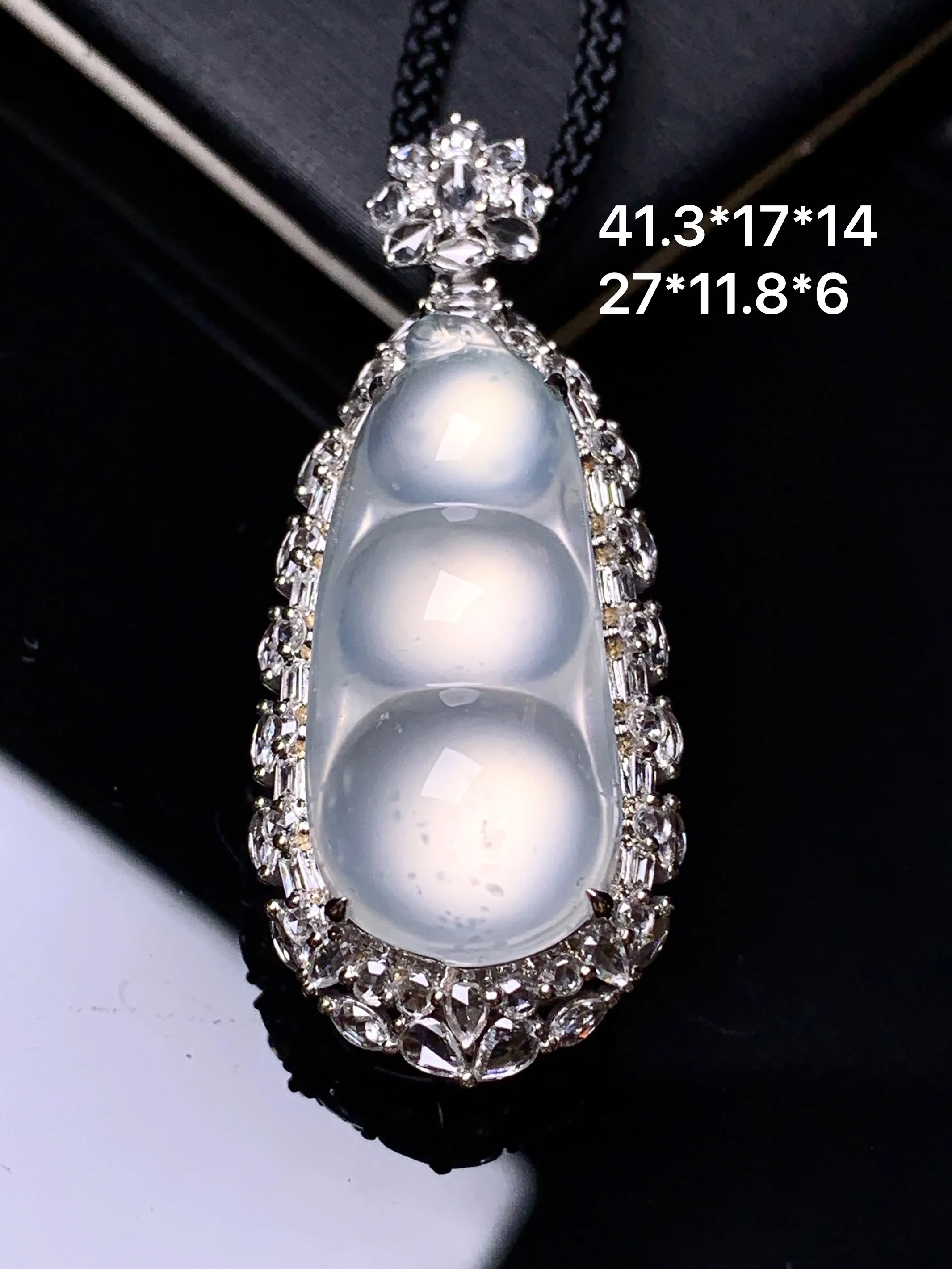 18k金钻镶嵌冰种四季豆吊坠 玉质细腻 色泽清新艳丽 整体尺寸41.3*17*14