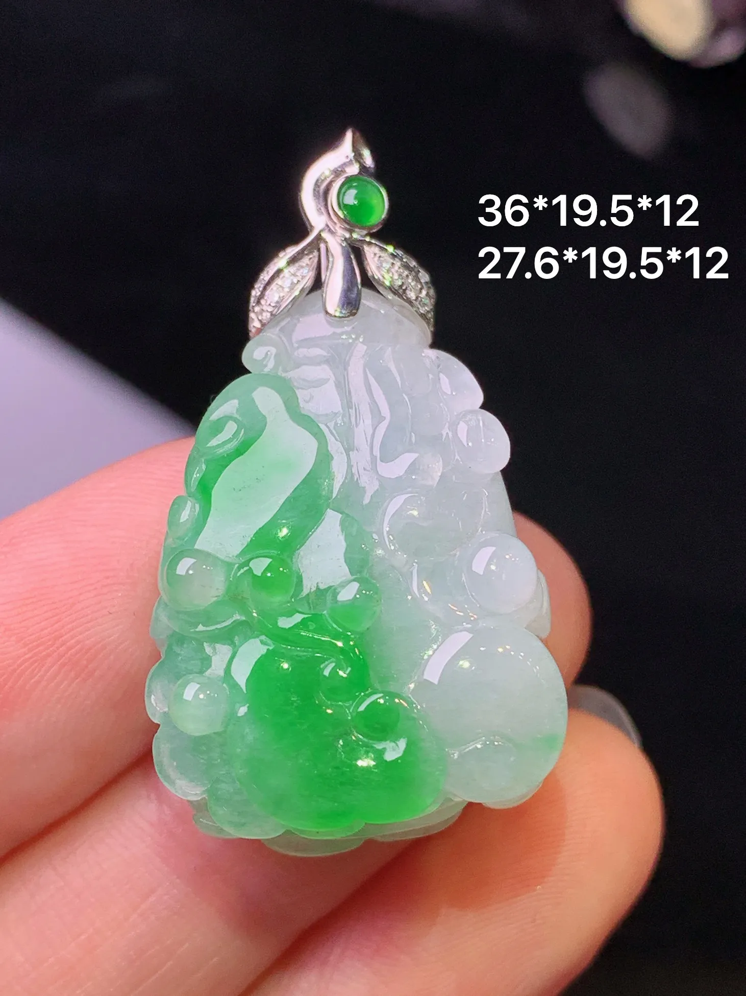 18k金钻镶嵌飘绿白菜吊坠 玉质细腻 色泽清新艳丽 整体尺寸36*19.5*12