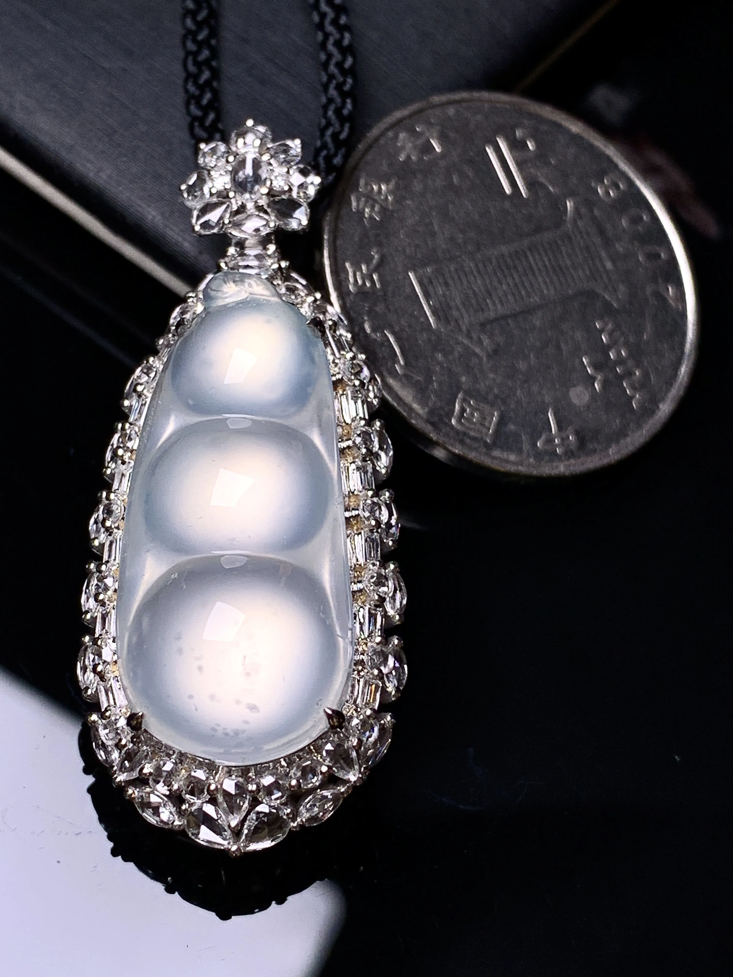 18k金钻镶嵌冰种四季豆吊坠 玉质细腻 色泽清新艳丽 整体尺寸41.3*17*14