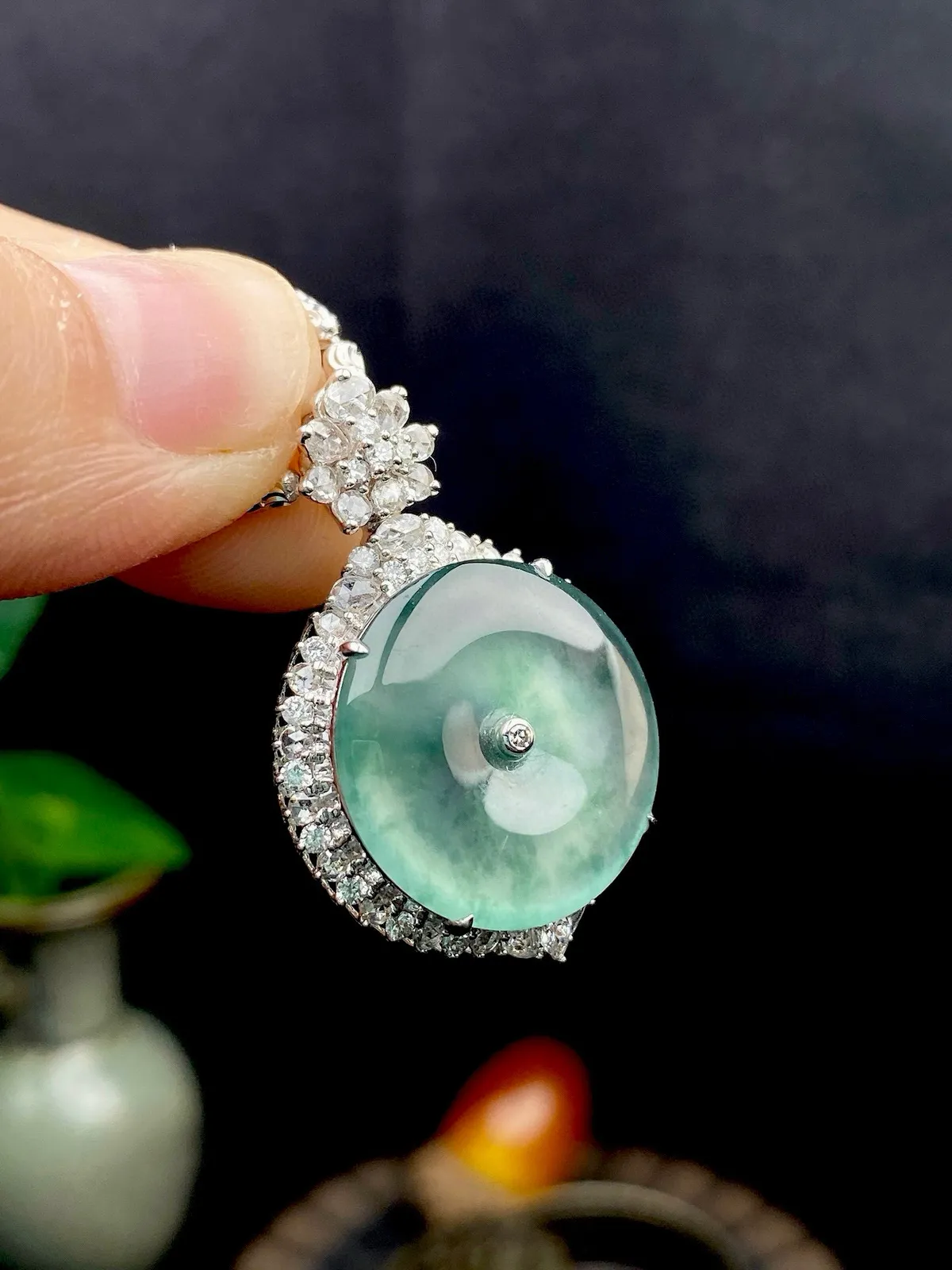 【冰种黄翡飘花平安扣】质地非常细腻，冰润十足，种老冰透，收藏品质，18k金钻镶嵌，裸石尺寸17.5*