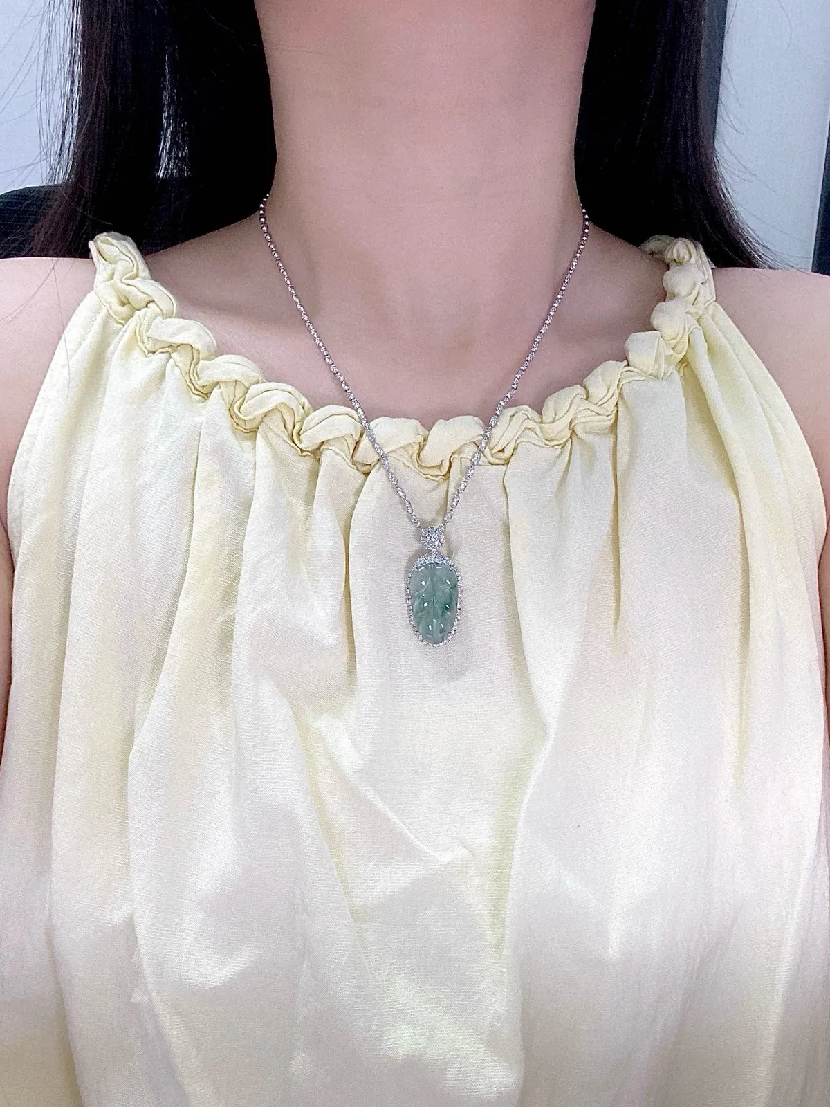 【冰种飘花叶子】金枝玉叶，质地细腻，冰润透亮，光泽出众，18k金钻镶嵌，裸石尺寸23.4*13.8*4.4毫米