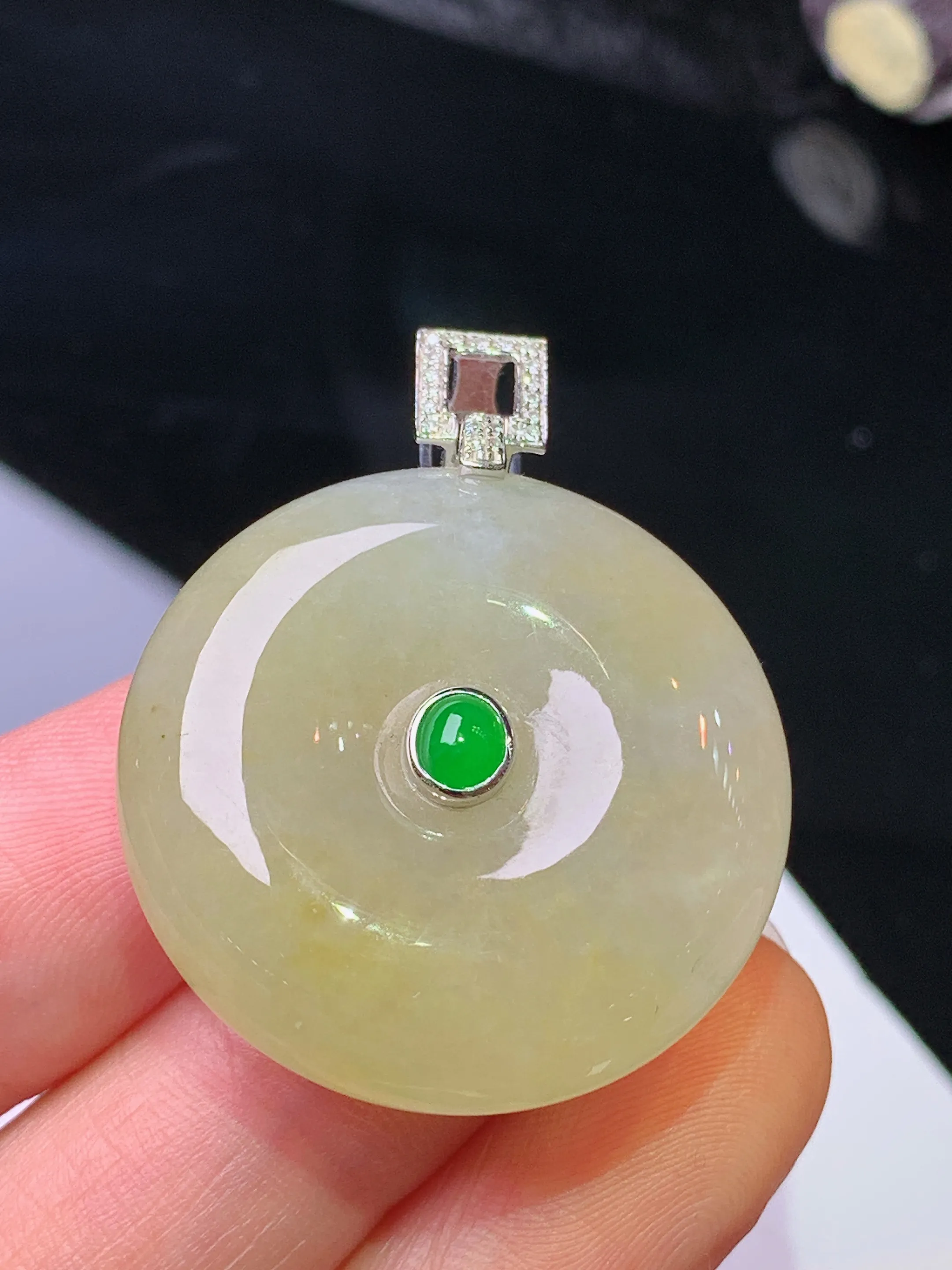 18k金钻镶嵌黄翡平安扣吊坠 玉质细腻 色泽清新艳丽 整体尺寸24.8*28.3*9.5