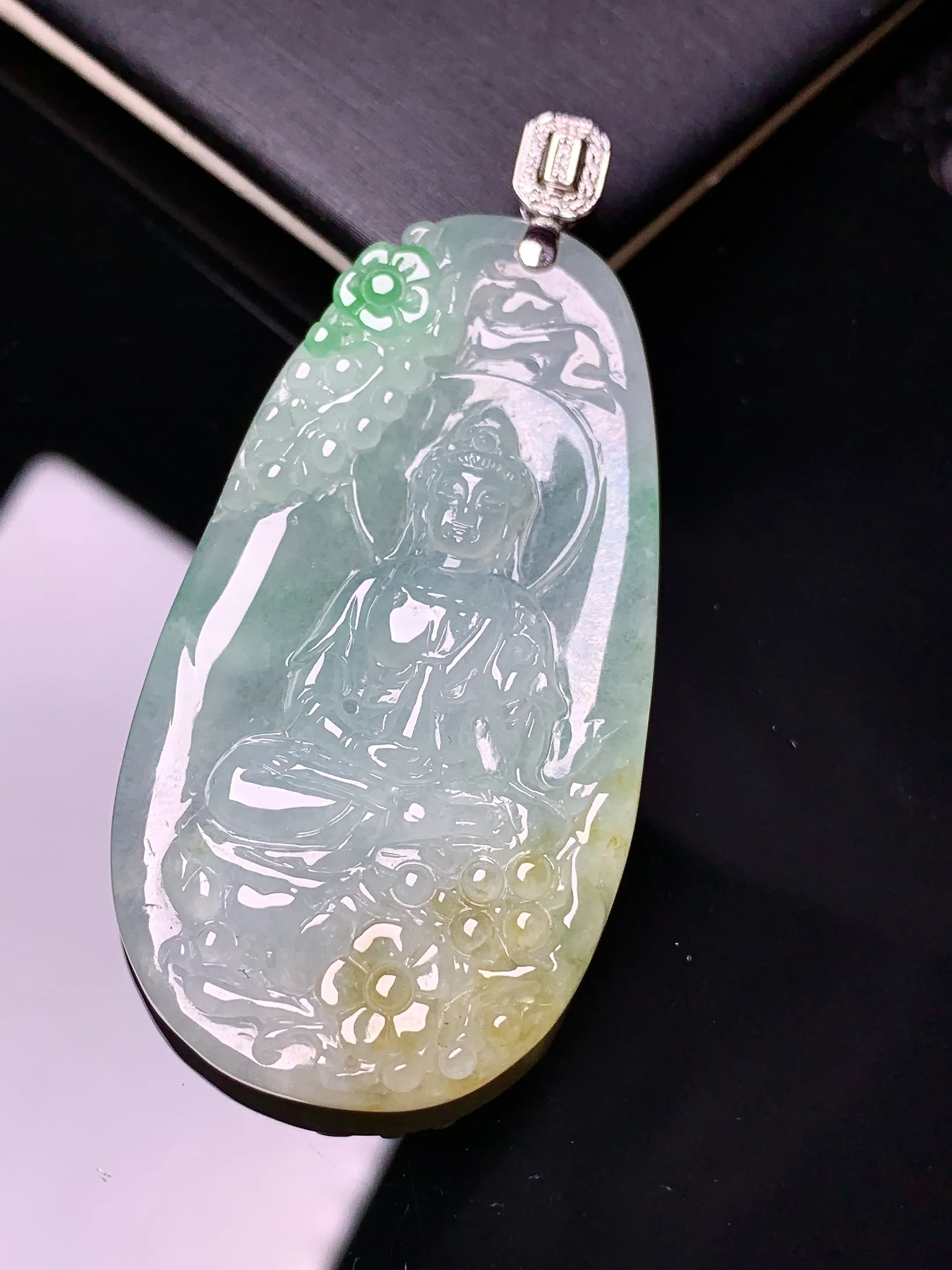 18k金钻镶嵌飘花观音吊坠 玉质细腻 色泽清新艳丽 整体尺寸58.2*27.5*5.3