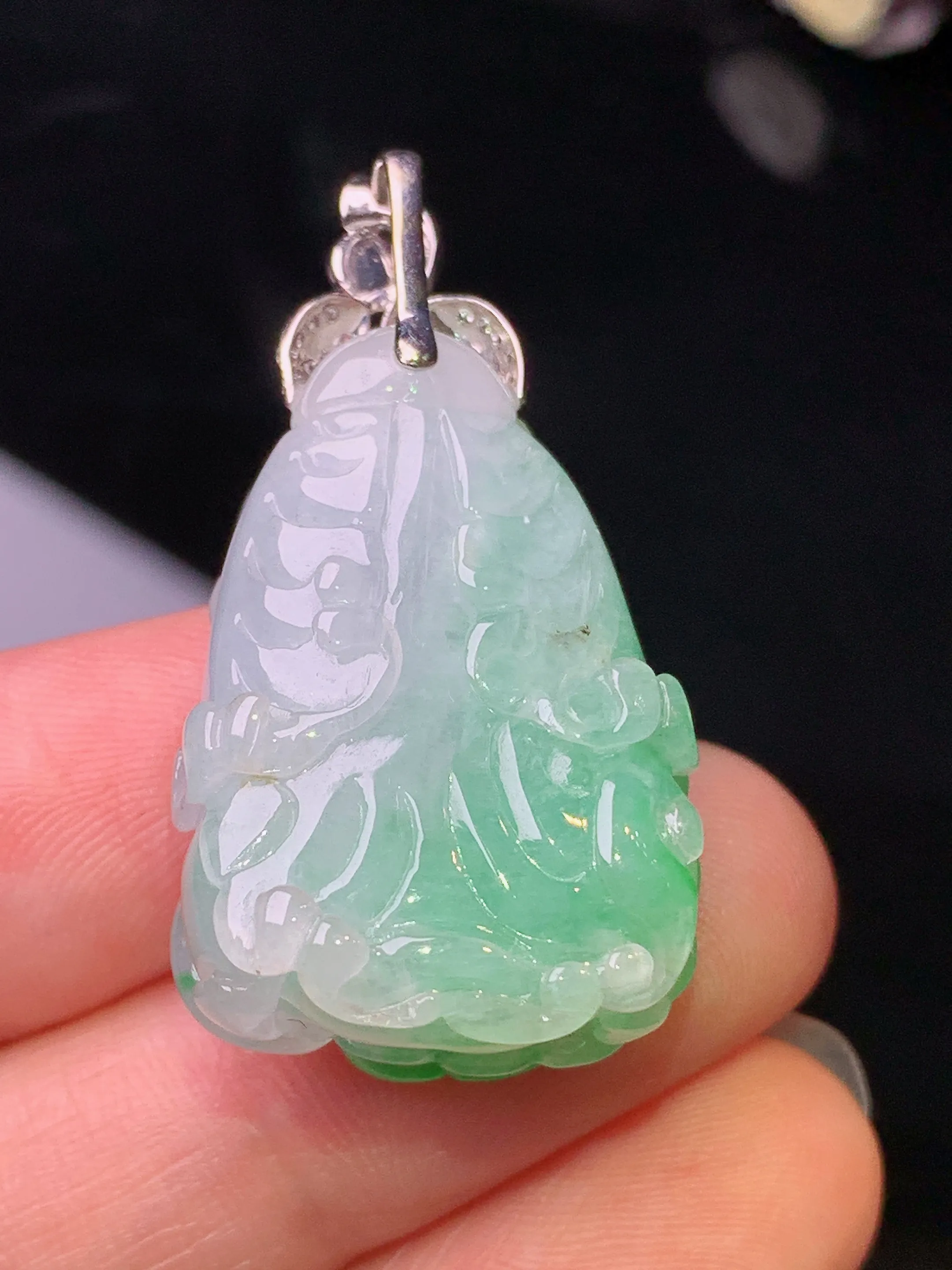 18k金钻镶嵌飘绿白菜吊坠 玉质细腻 色泽清新艳丽 整体尺寸36*19.5*12