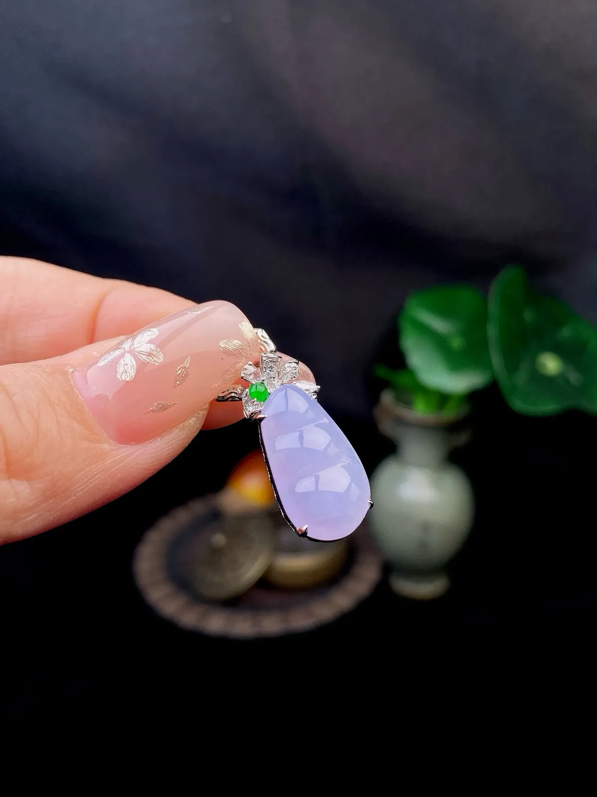 【冰种紫福豆吊坠】种地上乘，冰感十足，通透起光，饱满圆润，18k金钻镶嵌，裸石尺寸15.8*9.2*