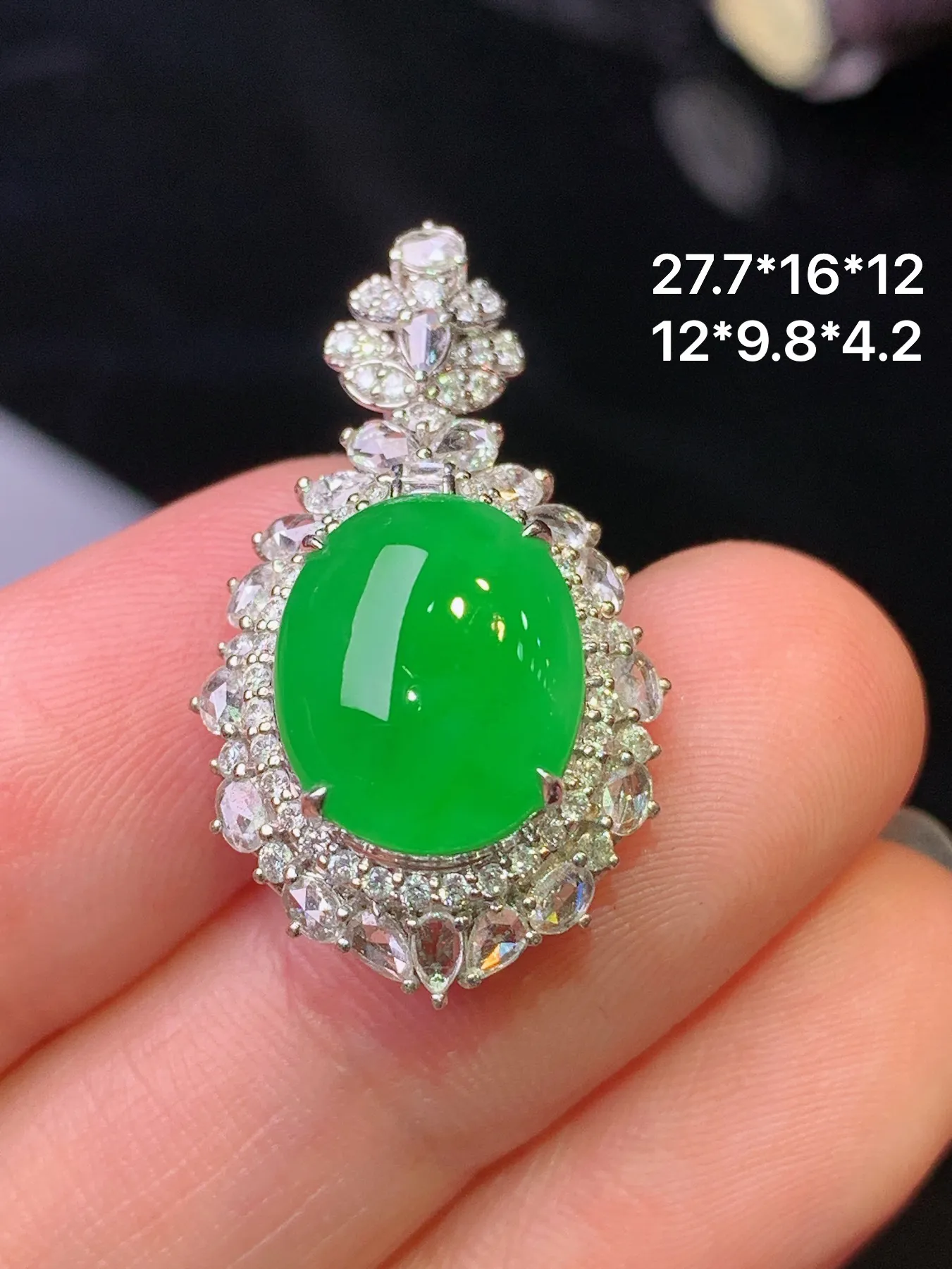 18k金钻镶嵌满绿蛋面吊坠 玉质细腻 色泽清新艳丽 整体尺寸27.7*16*12