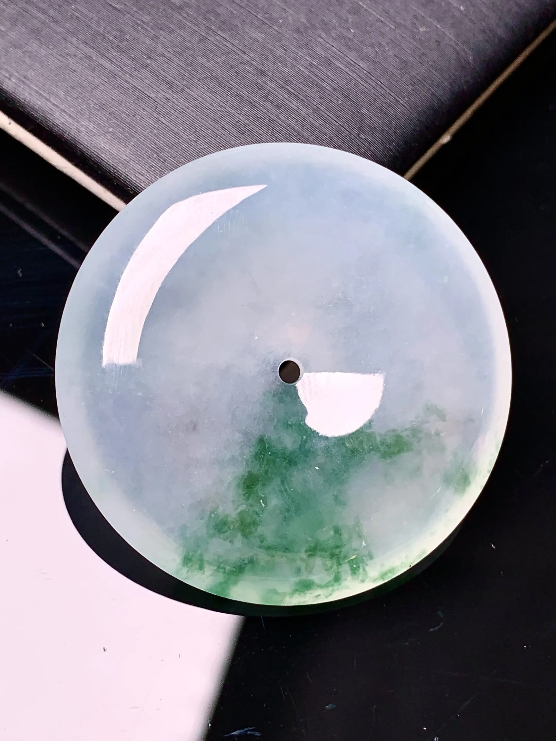 飘绿平安扣吊坠 玉质细腻 色泽清新艳丽 整体尺寸32.2*6