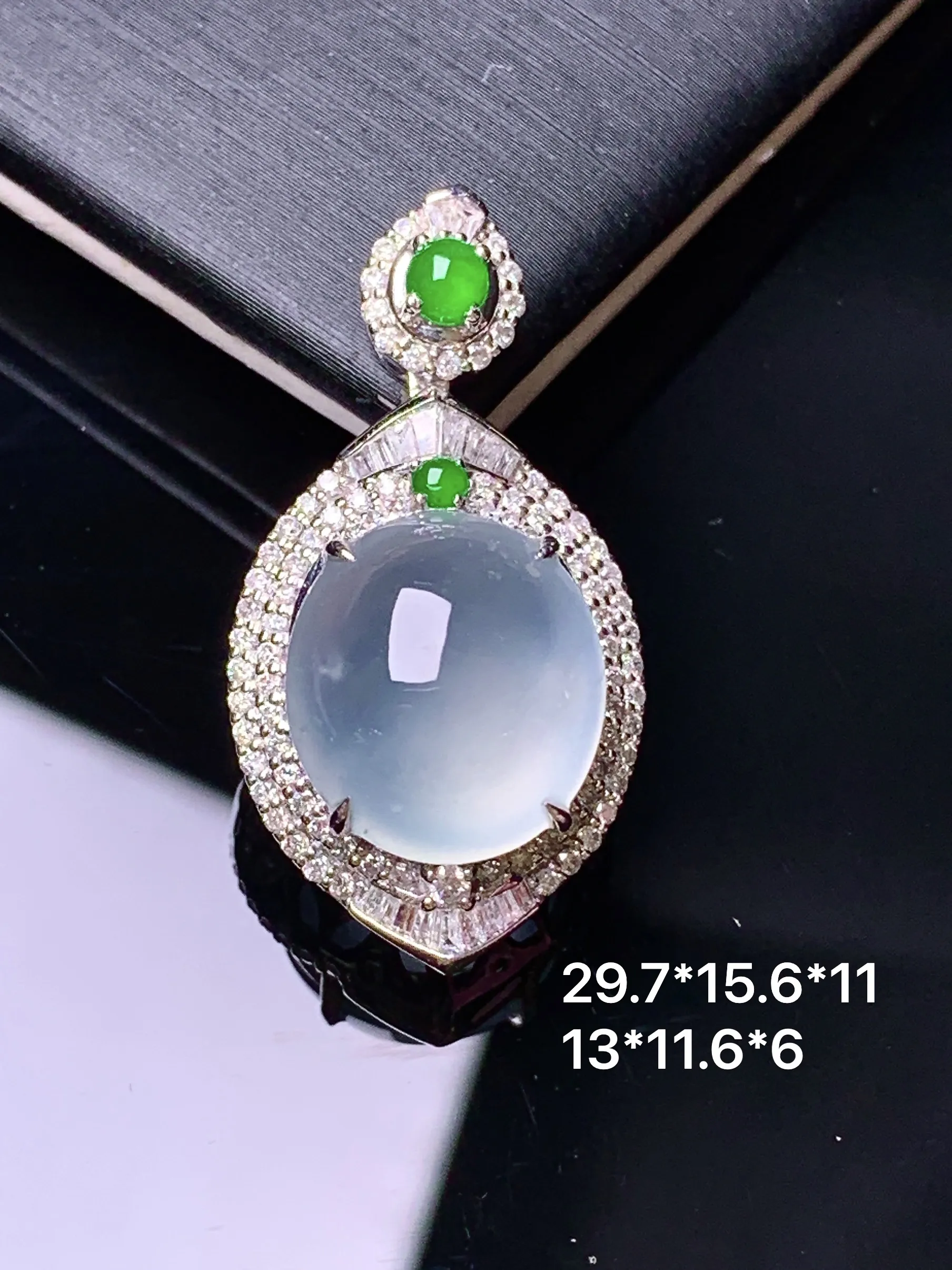 18k金钻镶嵌冰种蛋面吊坠 玉质细腻 色泽清新艳丽 整体尺寸29.7*15.6*11