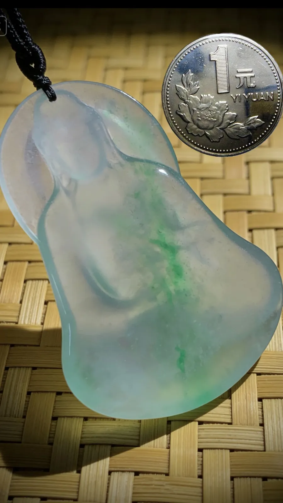 【静心凝神·观自在】，绿花净瓶观音，
山海玉雕艺术作品，
56-38-6mm，