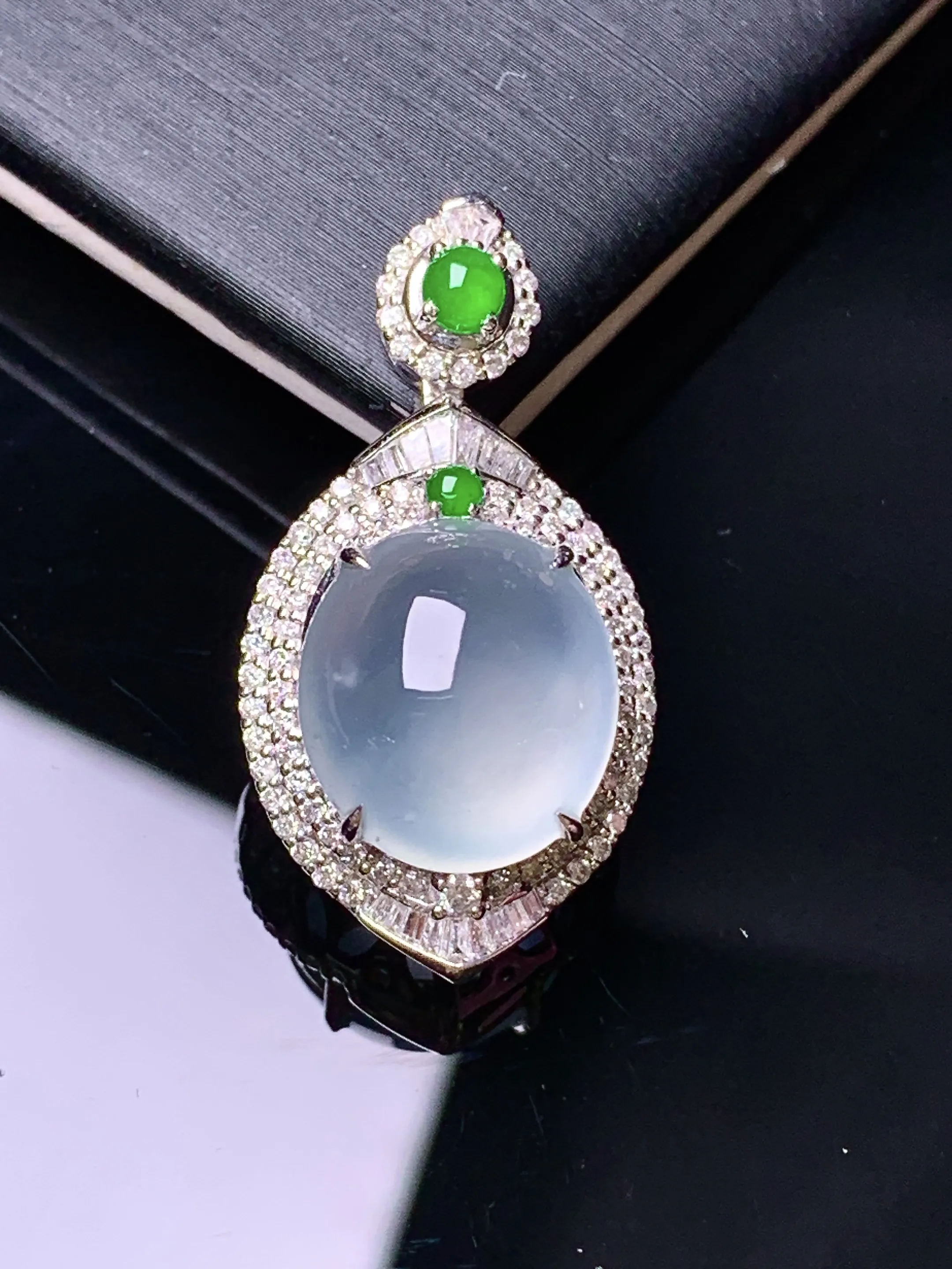 18k金钻镶嵌冰种蛋面吊坠 玉质细腻 色泽清新艳丽 整体尺寸29.7*15.6*11