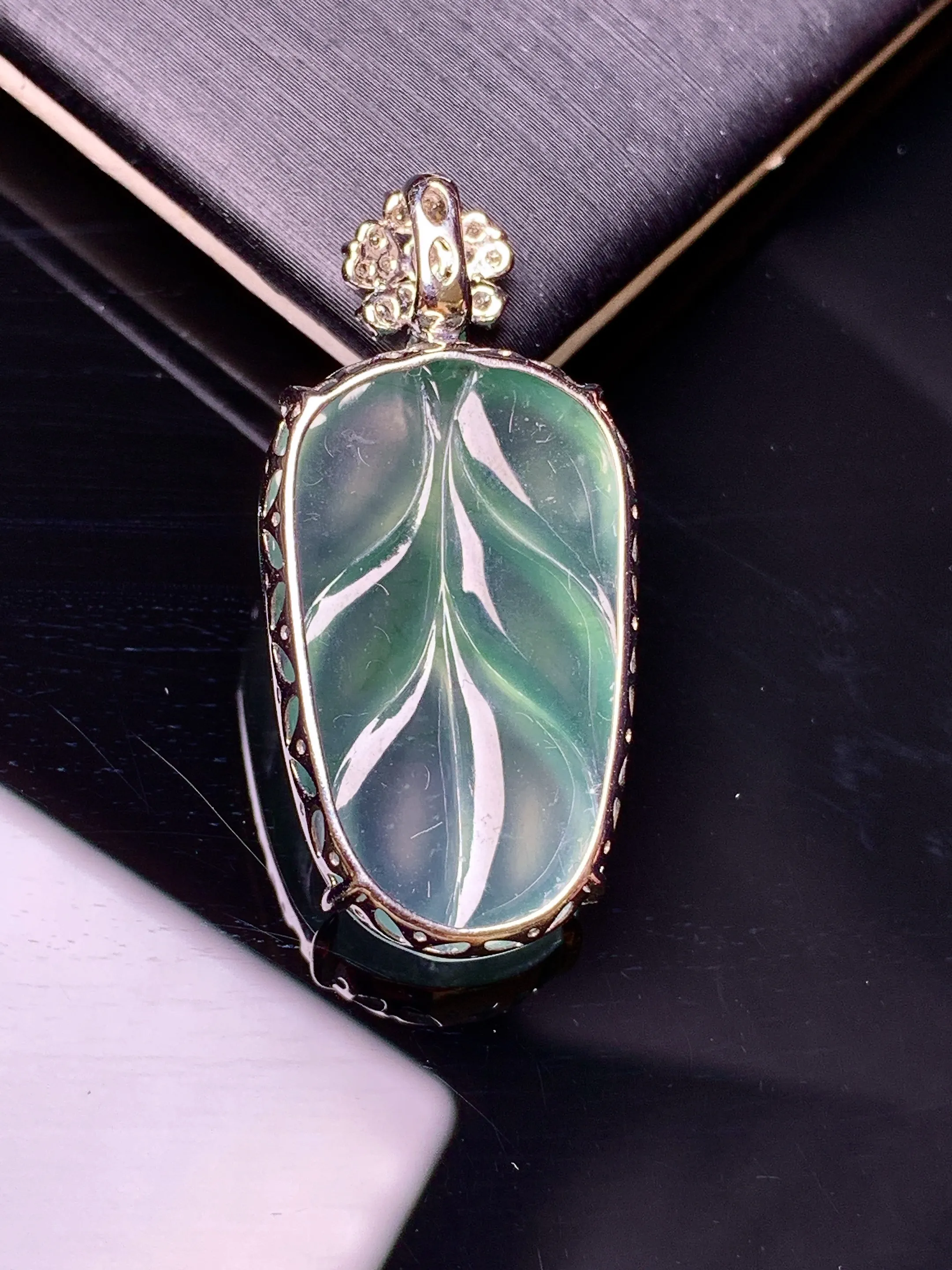 18k金钻镶嵌冰种飘绿树叶吊坠 玉质细腻 色泽清新艳丽 整体尺寸32*15.3*6.5