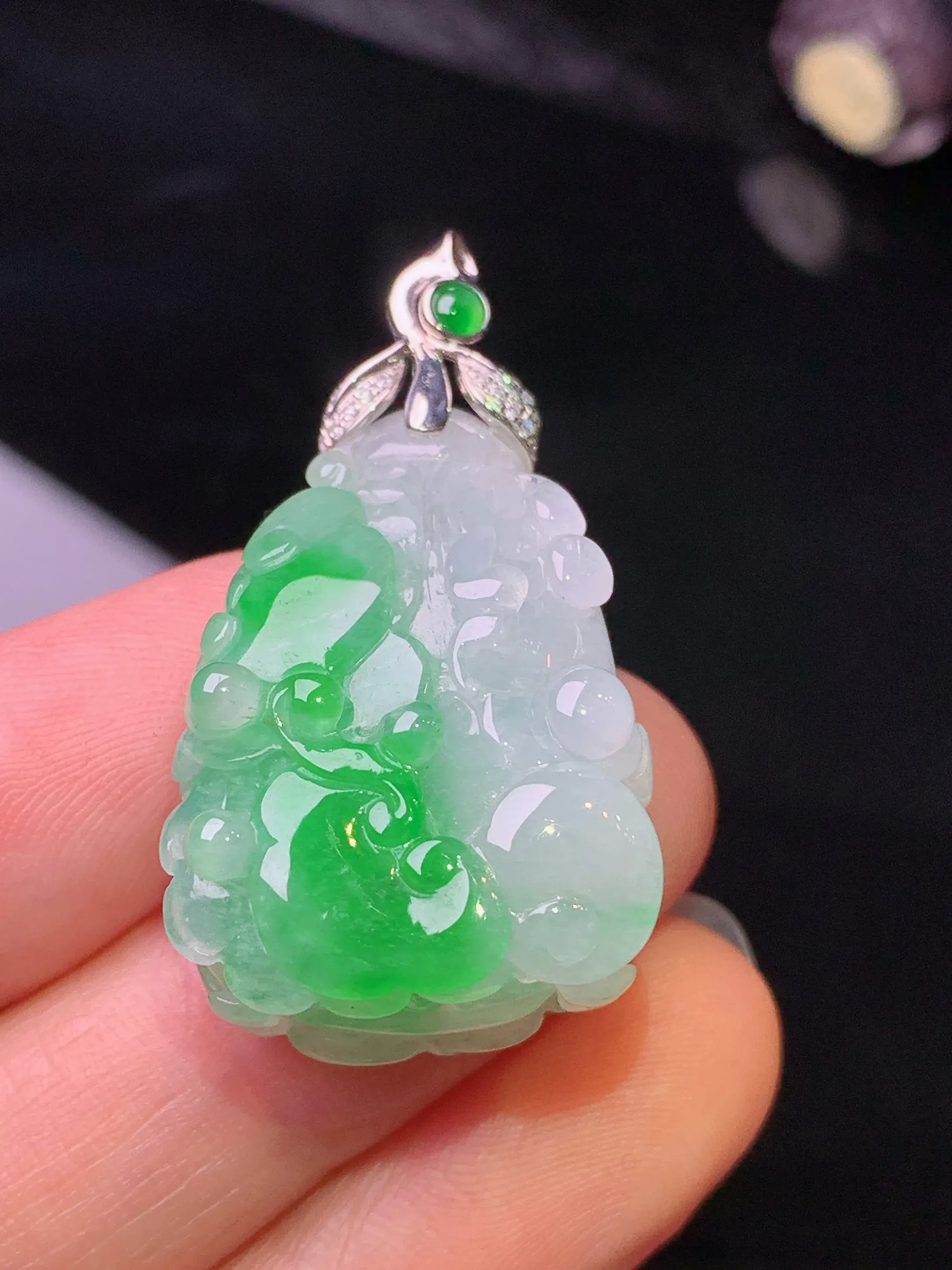 18k金钻镶嵌飘绿白菜吊坠 玉质细腻 色泽清新艳丽 整体尺寸36*19.5*12