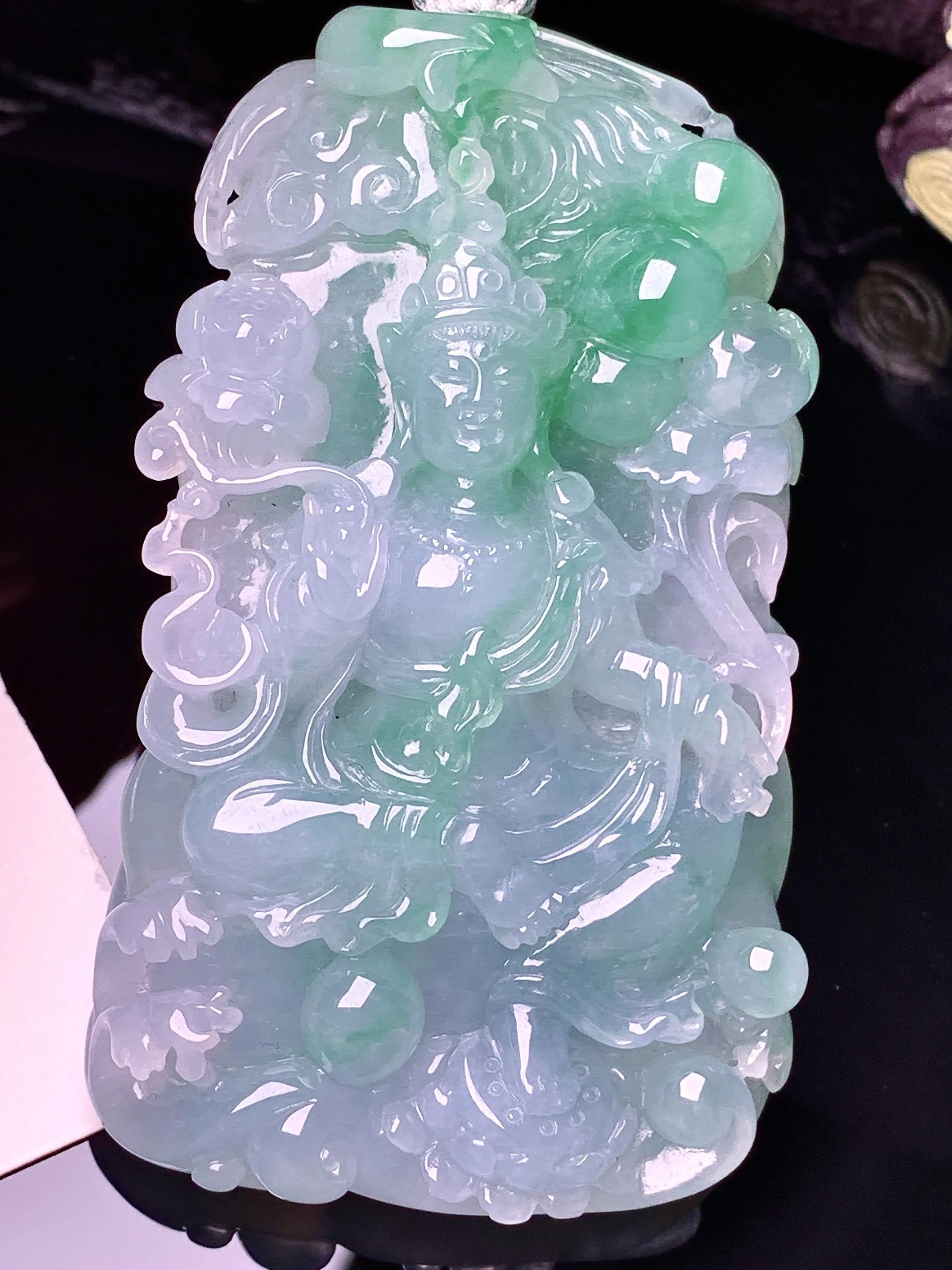 飘绿度母观音菩萨吊坠 玉质细腻 色泽清新艳丽 整体尺寸68*40.3*11.6