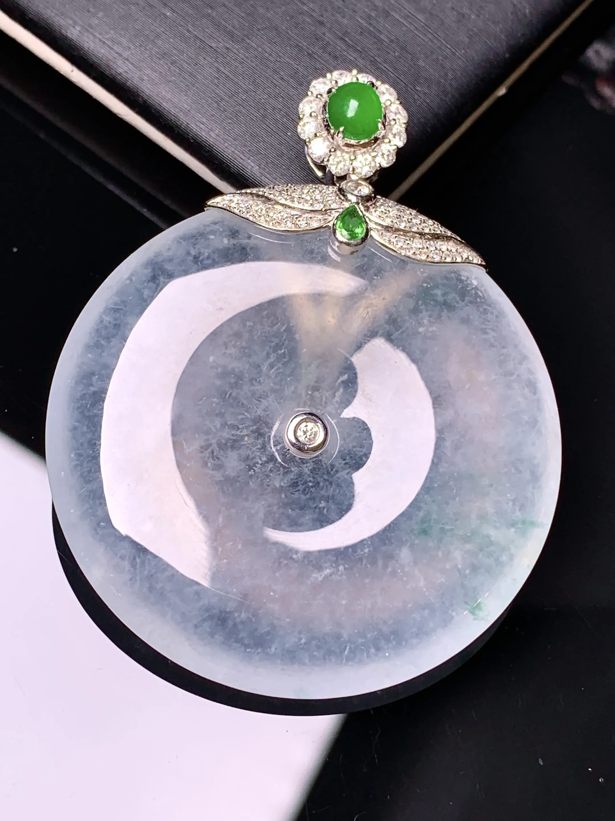 18k金钻镶嵌冰种平安扣吊坠 玉质细腻 色泽清新艳丽 整体尺寸45.2*36*6