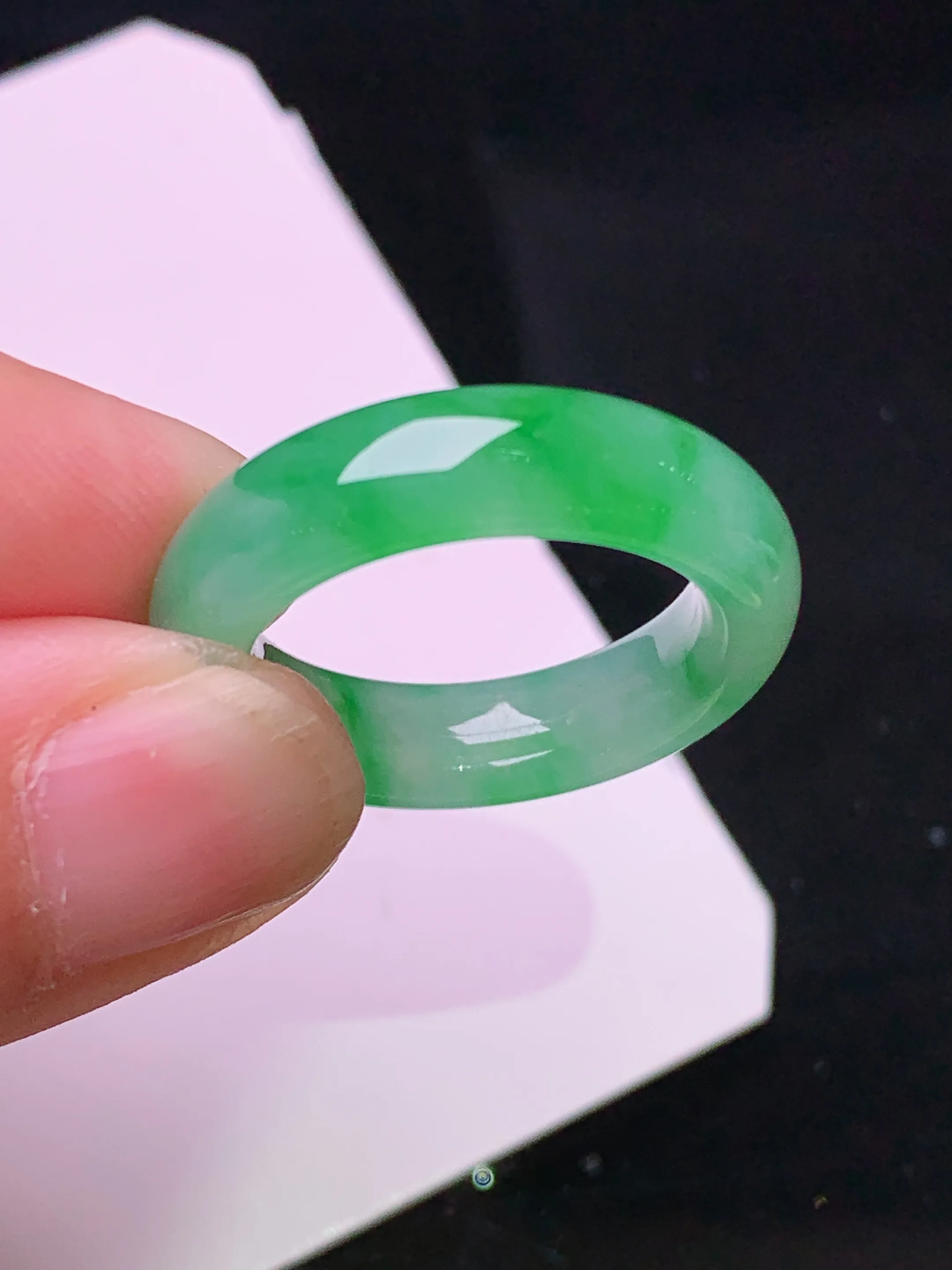 翠绿指环 玉质细腻 色泽清新艳丽 圈口13.5 整体尺寸24.2*5.6*4