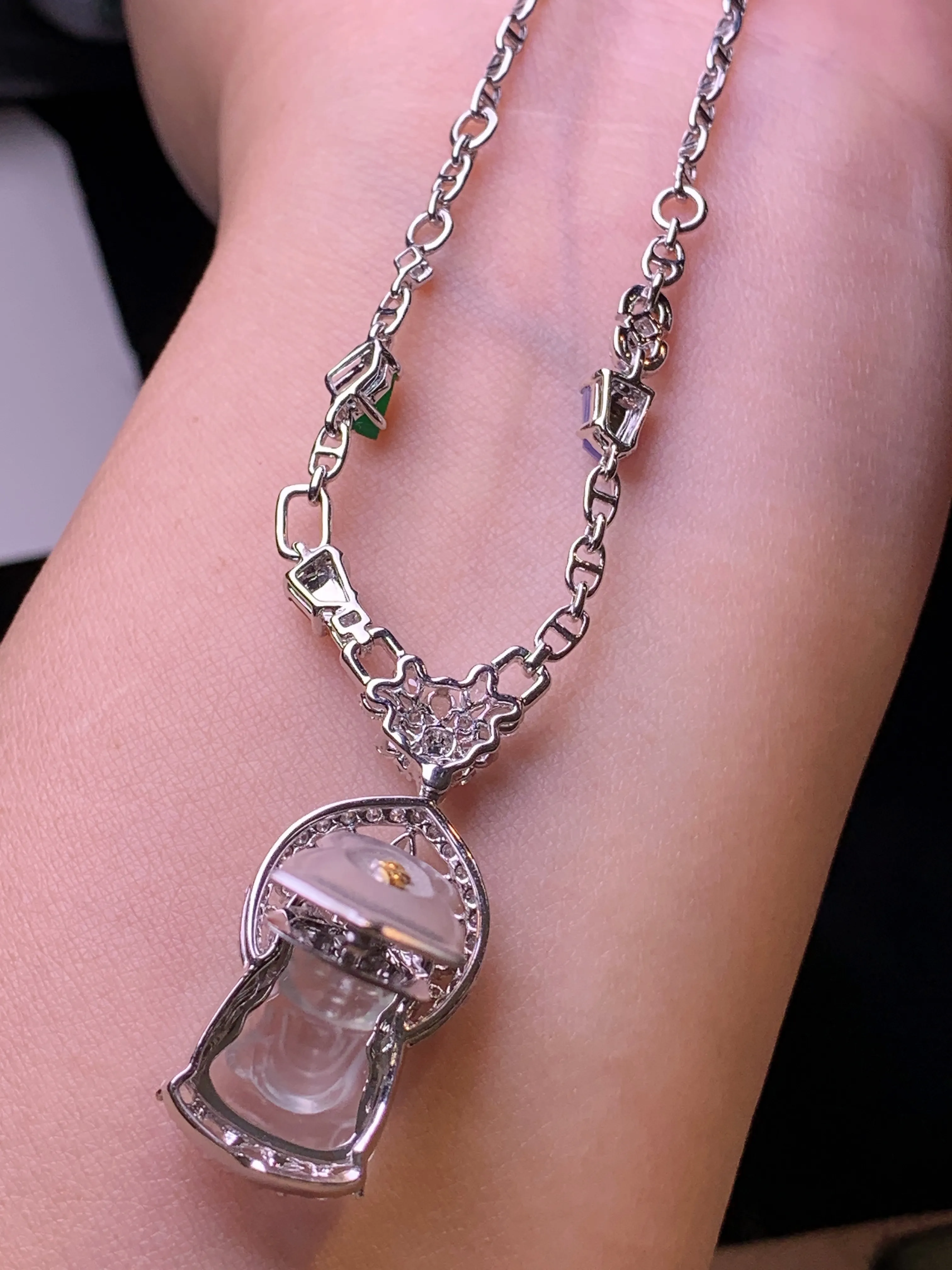 18k金钻镶嵌冰种宝宝观音吊坠 玉质细腻 色泽清新艳丽 整体尺寸33.5*14.3*8