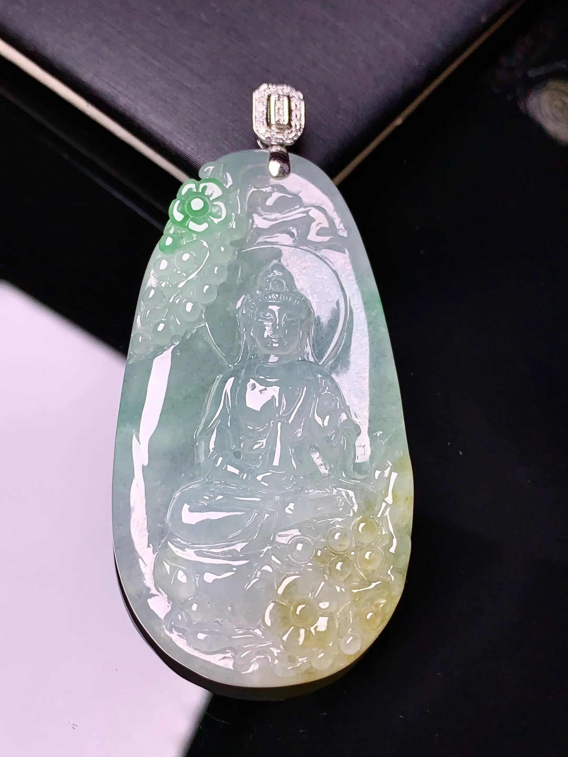 18k金钻镶嵌飘花观音吊坠 玉质细腻 色泽清新艳丽 整体尺寸58.2*27.5*5.3
