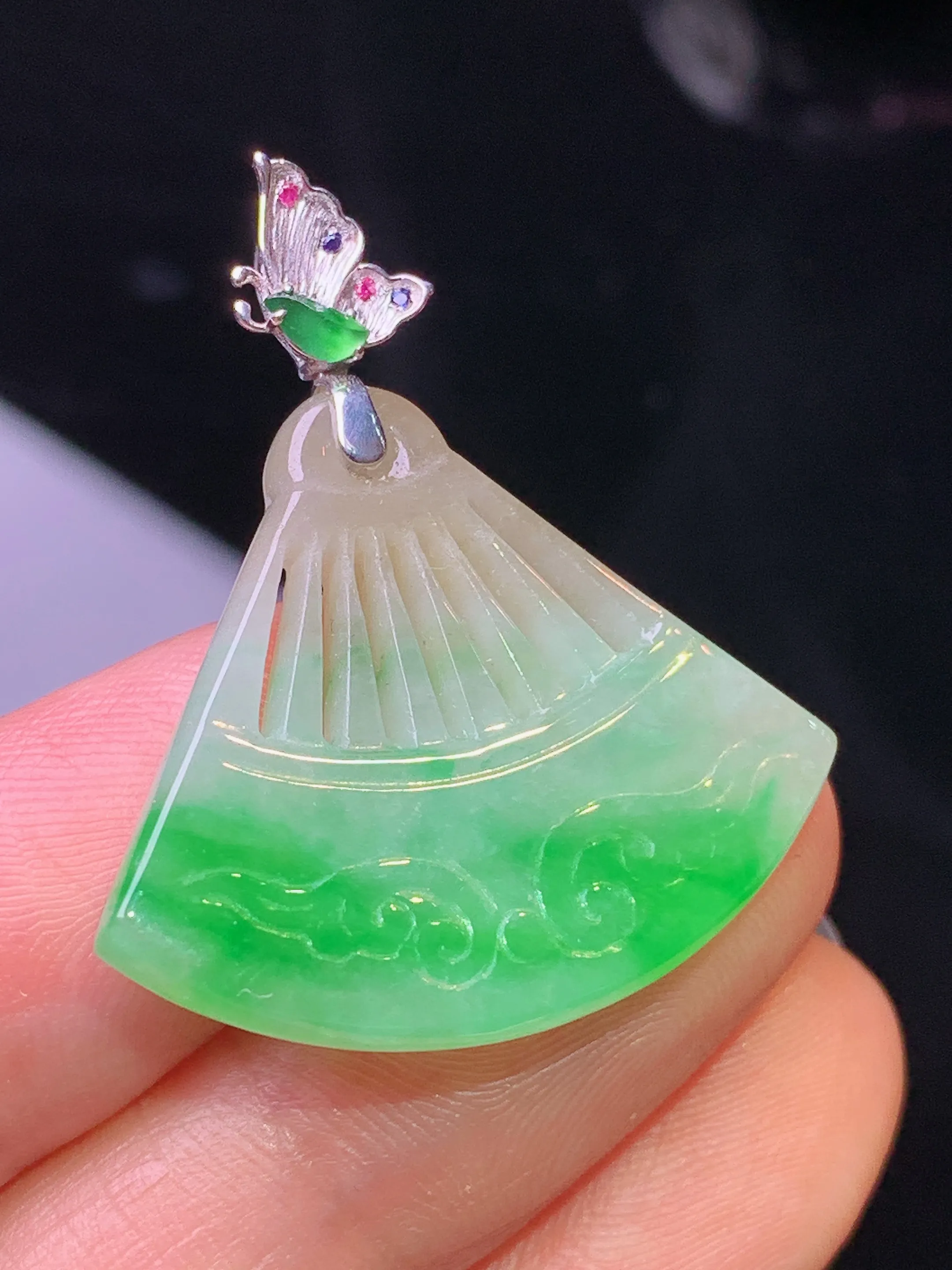 18k金镶嵌飘绿扇形吊坠 玉质细腻 色泽清新艳丽 整体尺寸32.8*28.3*4.2