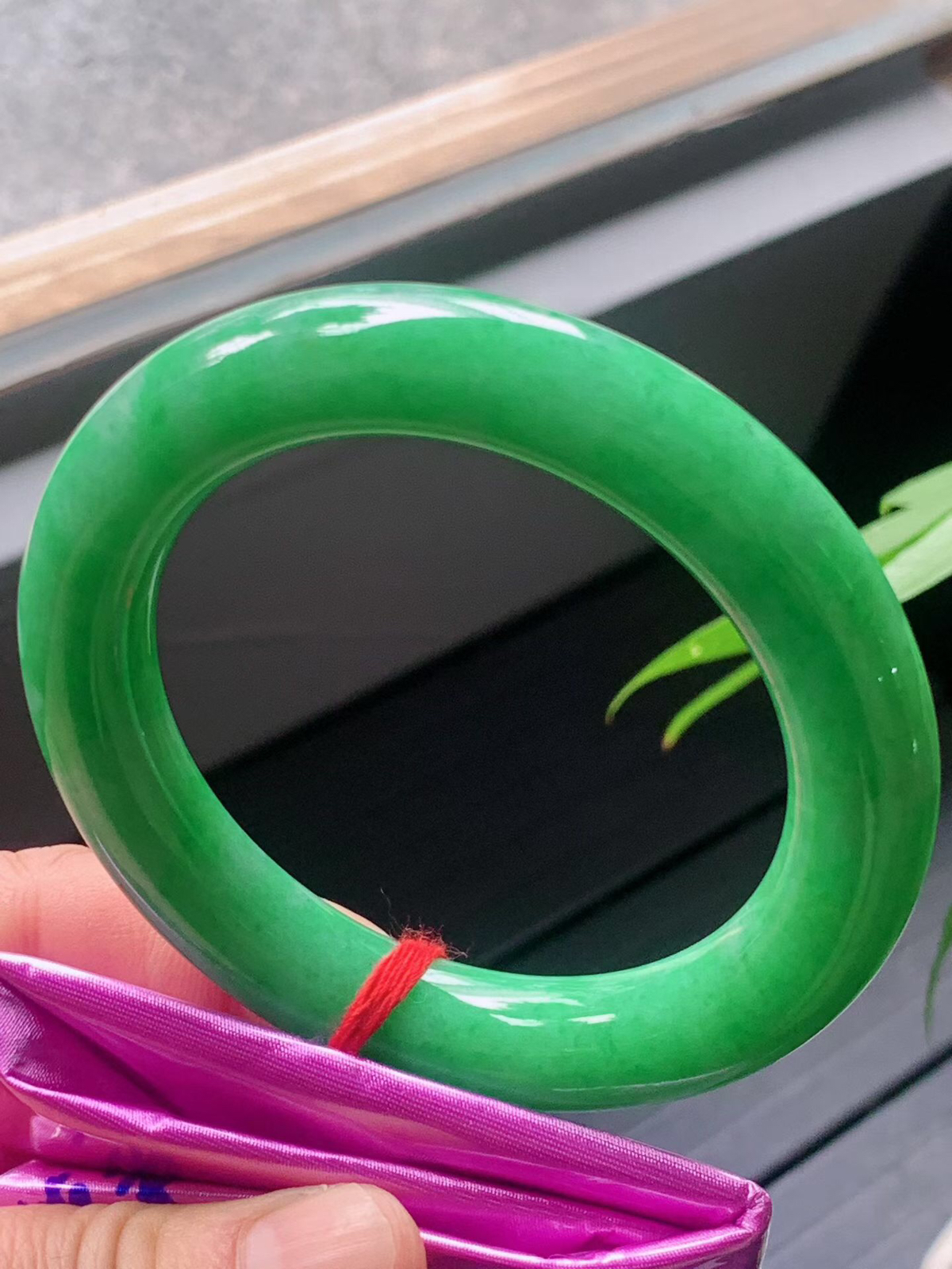 【翡翠名称】满色阳绿56.5圈口圆条手镯
【翡翠尺寸】适合56.5-58.8正圈口佩戴
【翡翠描述】