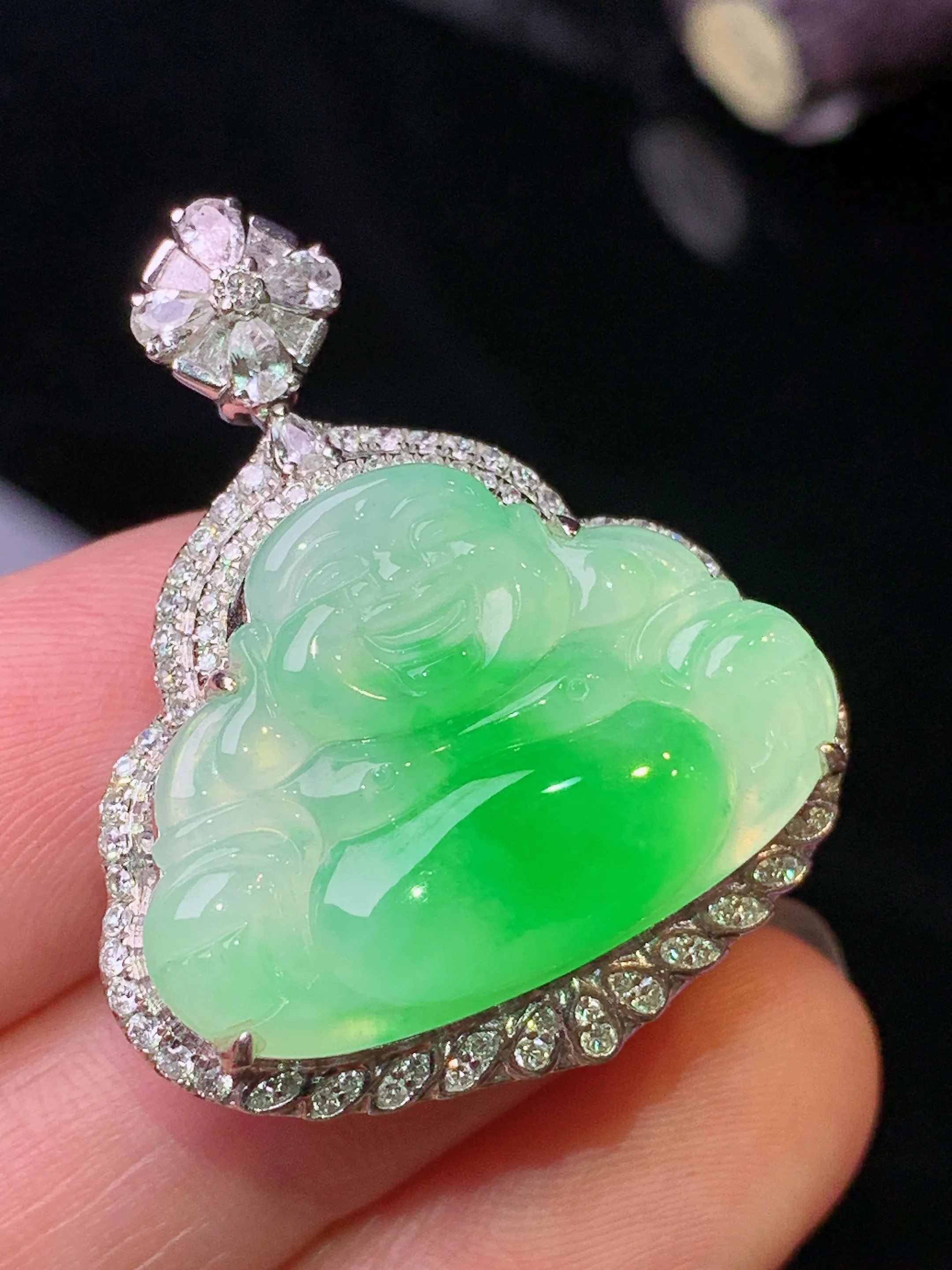 18k金钻镶嵌翠绿佛公吊坠 玉质细腻 色泽清新艳丽 整体尺寸32*27*10