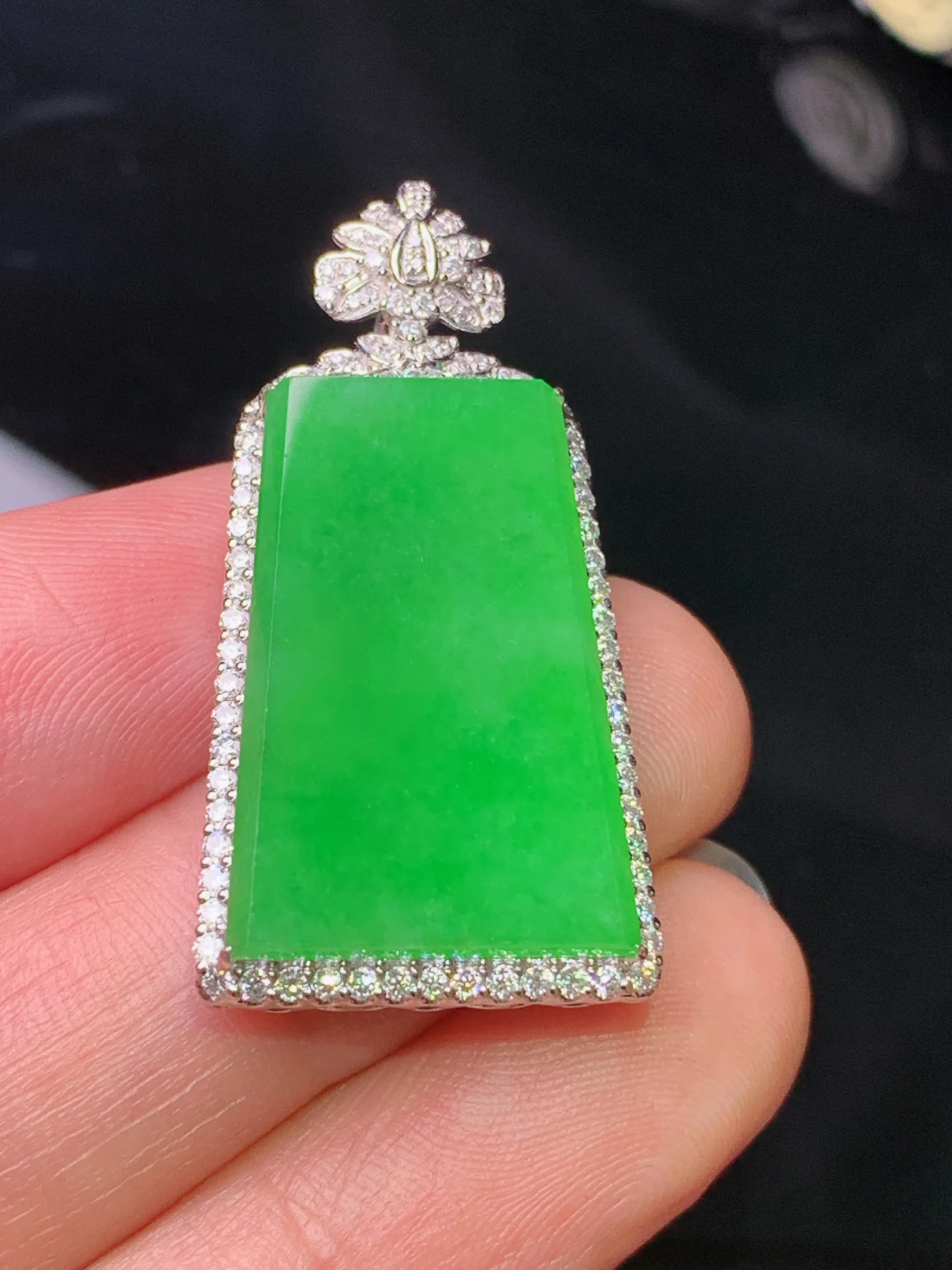 18k金钻镶嵌翠绿无事牌吊坠 玉质细腻 色泽清新艳丽 整体尺寸34.2*17.2*6.6