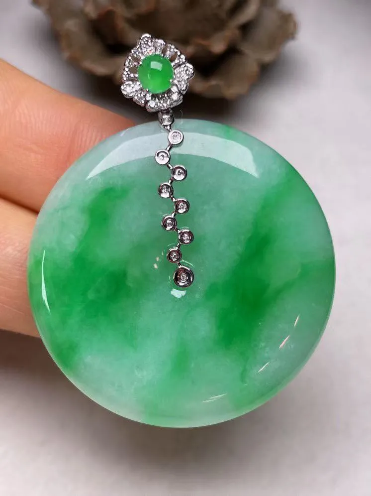 冰糯种辣色平安扣吊坠、真金真钻镶嵌，种水好，玉质细腻 .裸石尺寸 35.2.