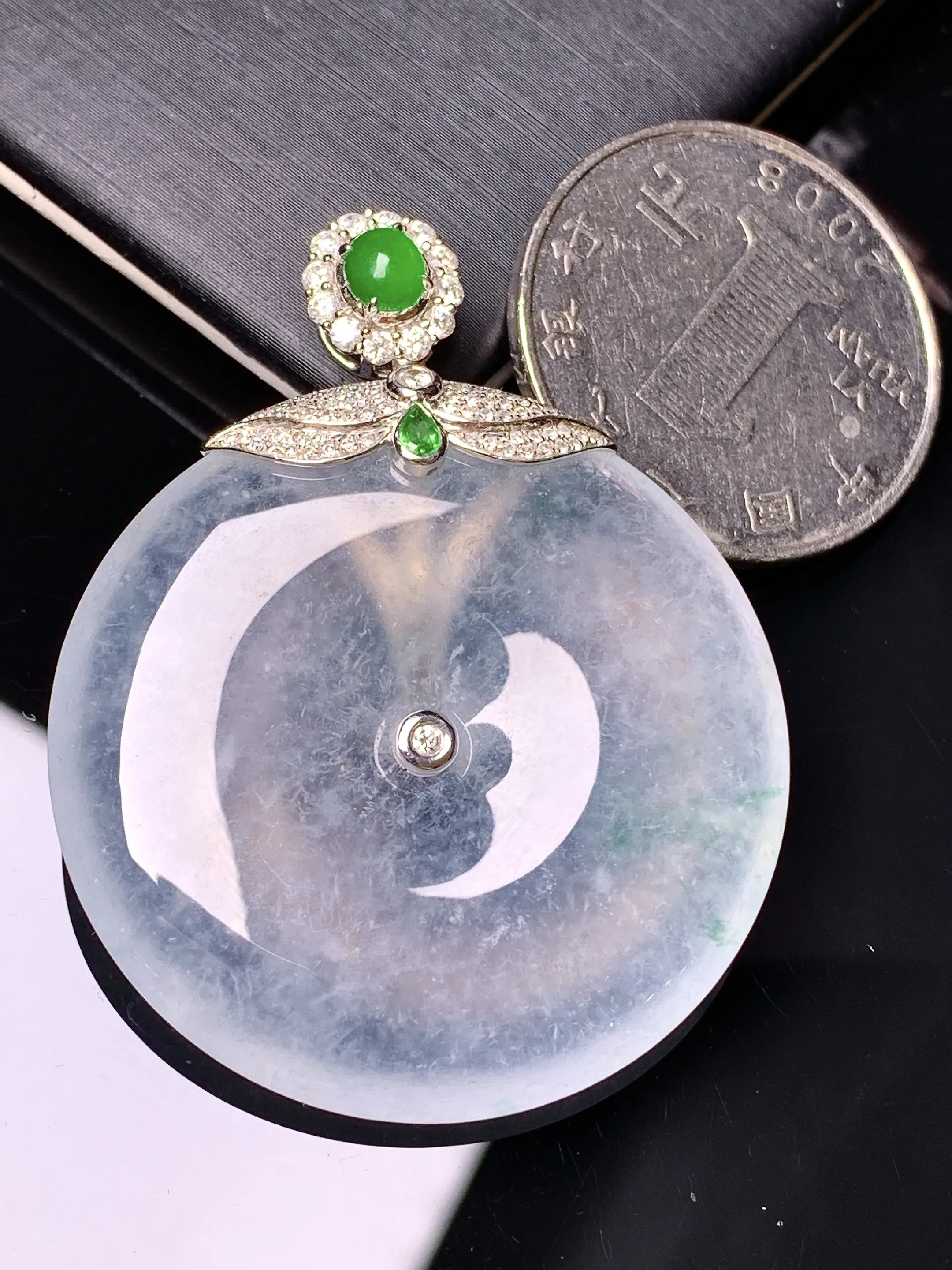 18k金钻镶嵌冰种平安扣吊坠 玉质细腻 色泽清新艳丽 整体尺寸45.2*36*6