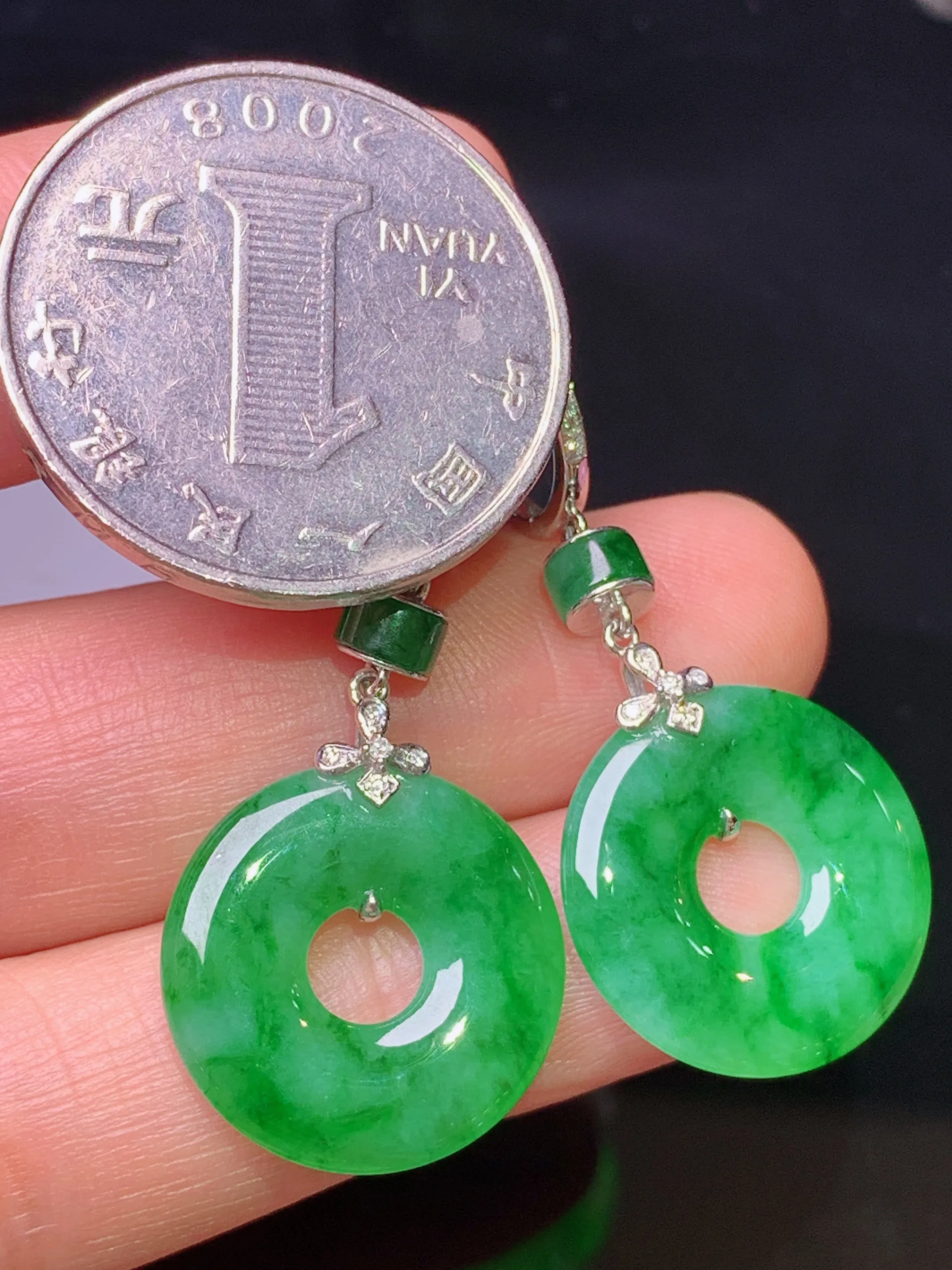 18k金钻镶嵌满绿平安扣耳坠 玉质细腻 色泽清新艳丽 整体尺寸38.8*17.5*3