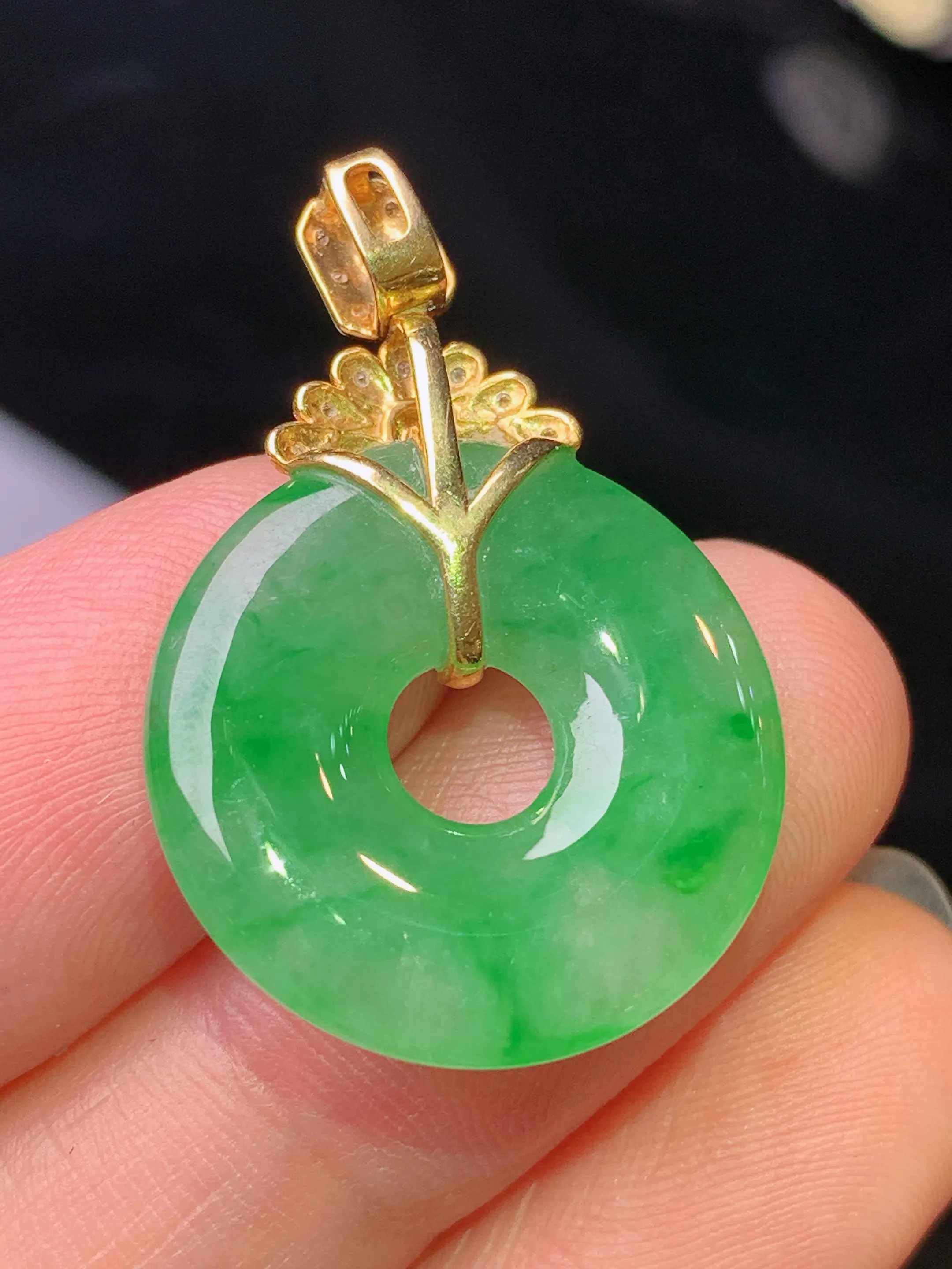 18k金钻镶嵌翠绿平安扣吊坠 玉质细腻 色泽清新艳丽 整体尺寸29.3*19.5*3.5
