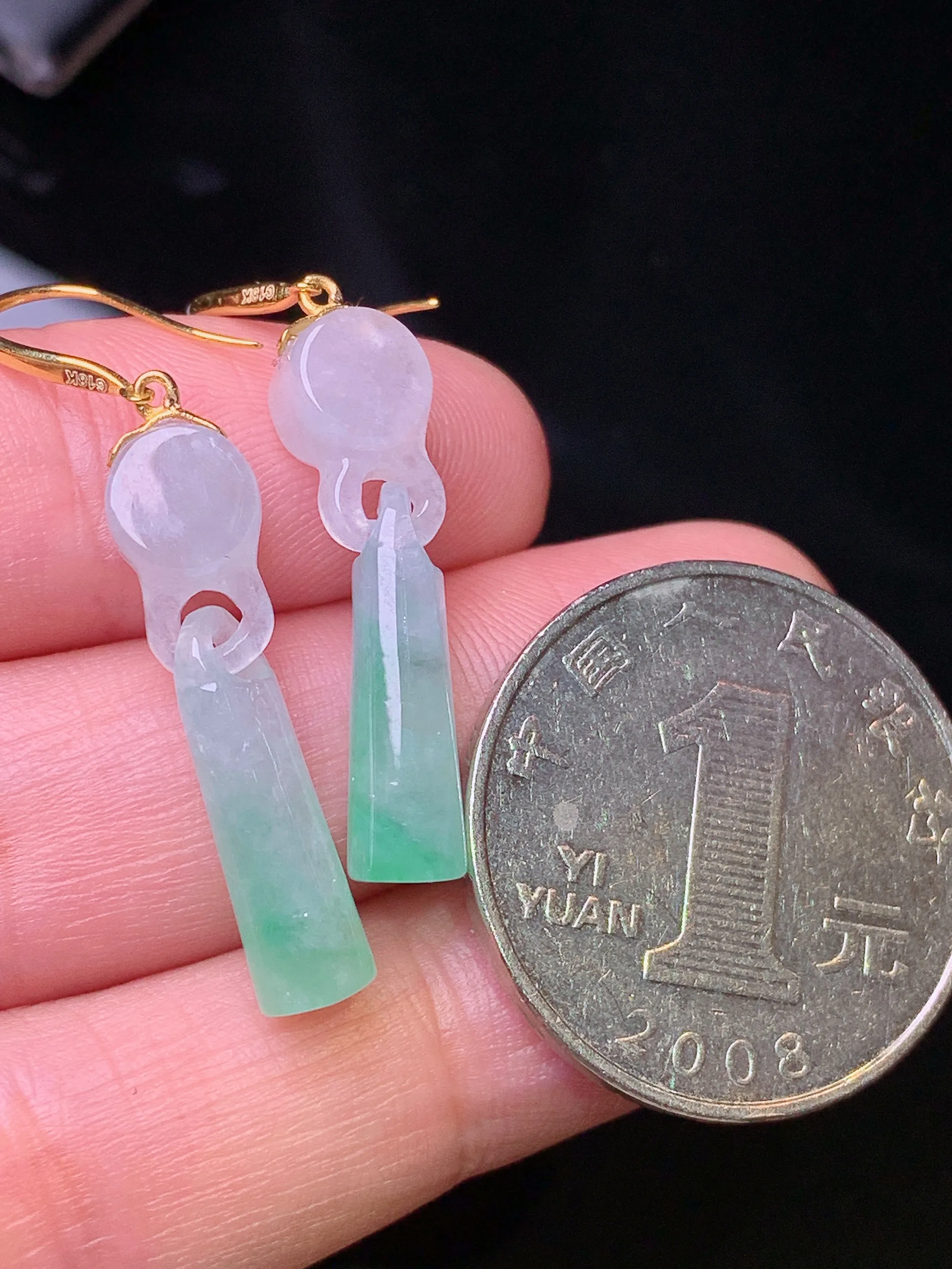 18k金镶嵌飘绿同心锁牌耳坠 玉质细腻 色泽清新艳丽 整体尺寸39.2*4.8*4.8