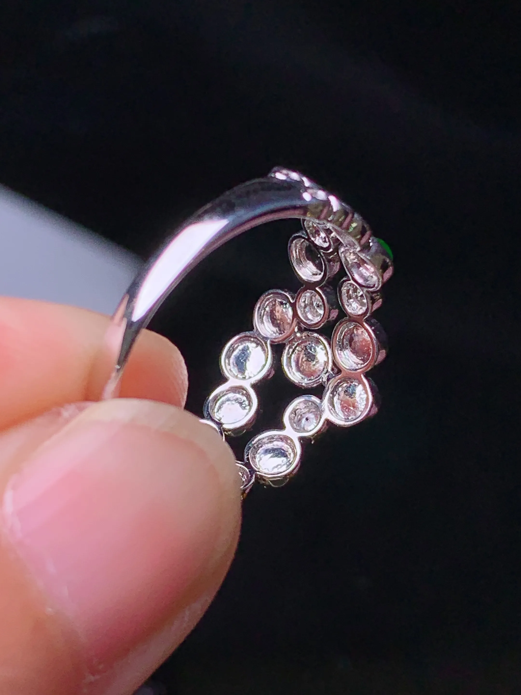 18k金钻镶嵌冰绿蛋面组合戒指 玉质细腻 色泽清新艳丽 圈口14 整体尺寸2.3*2