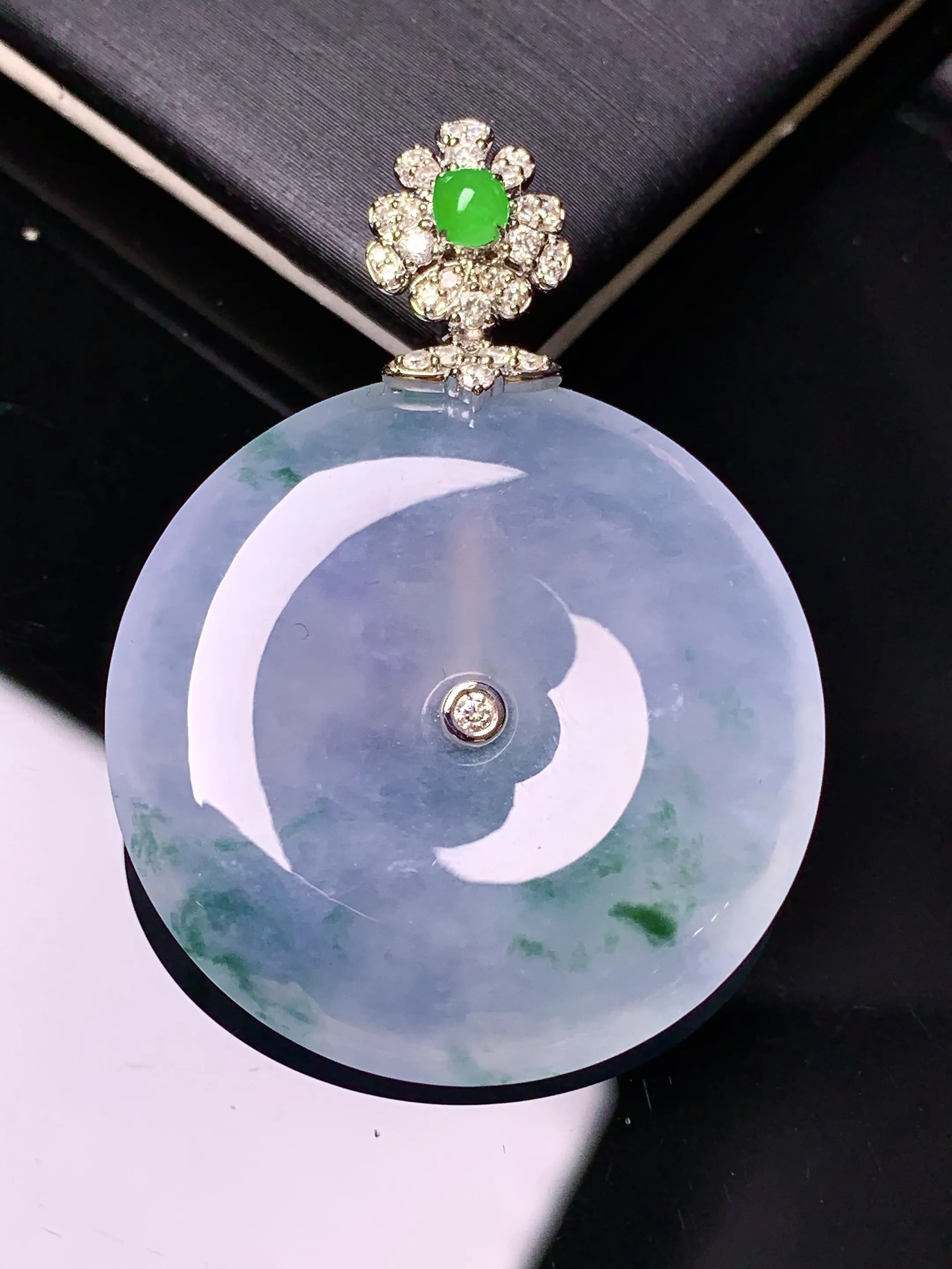 18k金钻镶嵌冰种平安扣吊坠 玉质细腻 色泽清新艳丽 整体尺寸40*29.3*5.2