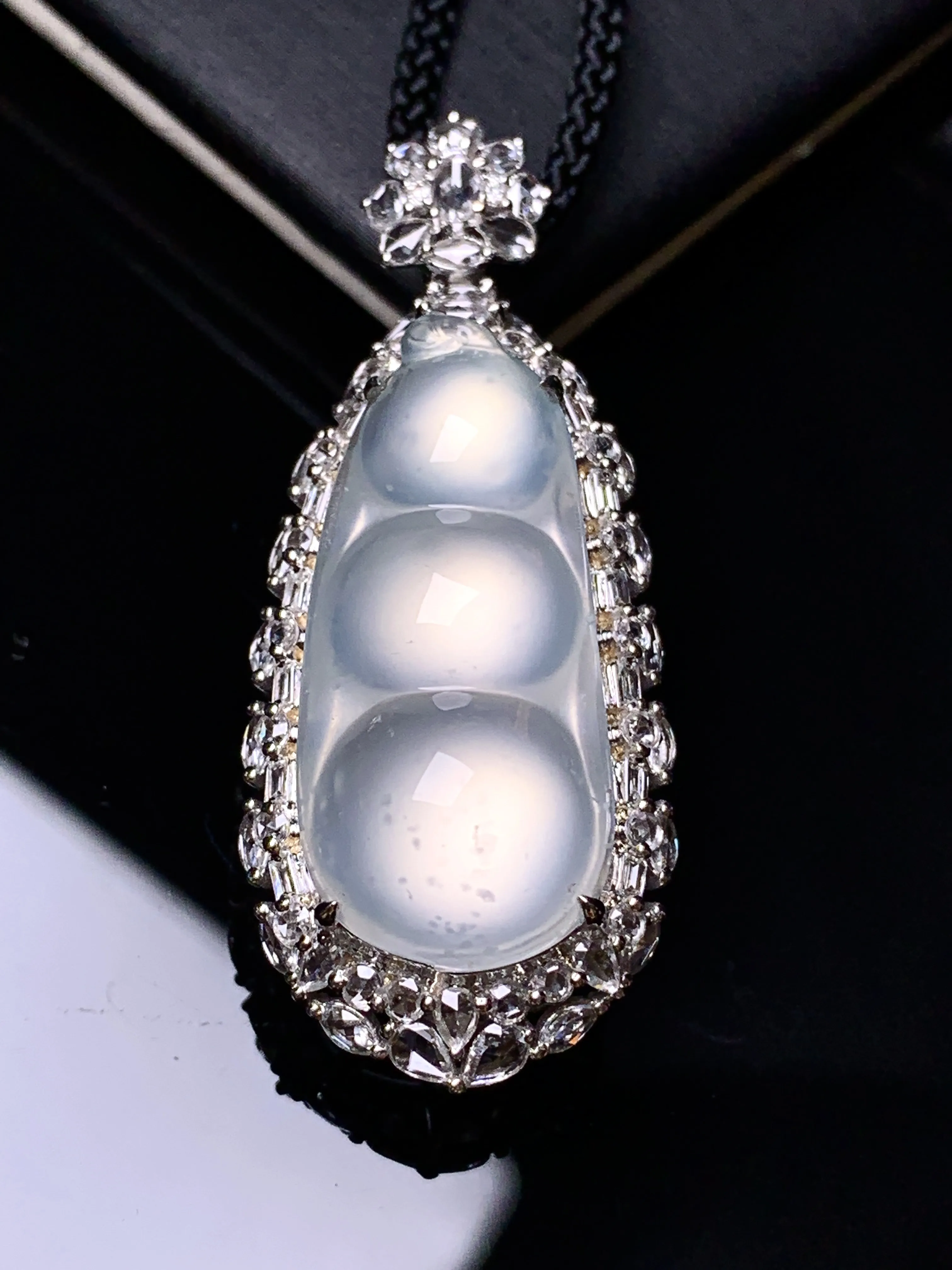 18k金钻镶嵌冰种四季豆吊坠 玉质细腻 色泽清新艳丽 整体尺寸41.3*17*14