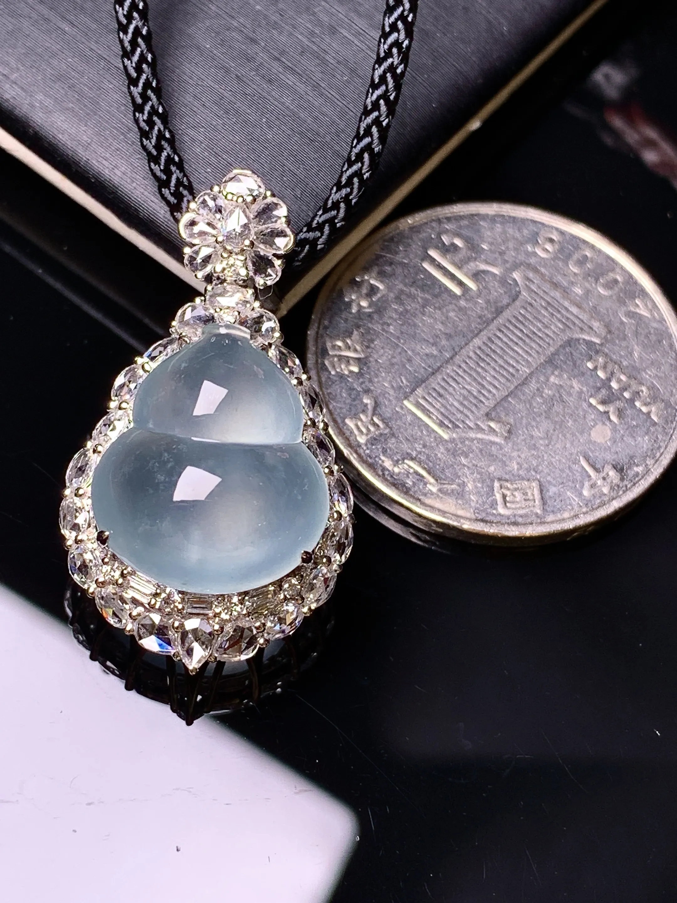 18k金钻镶嵌冰种葫芦吊坠 玉质细腻 色泽清新艳丽 整体尺寸29.3*16.7*11.8