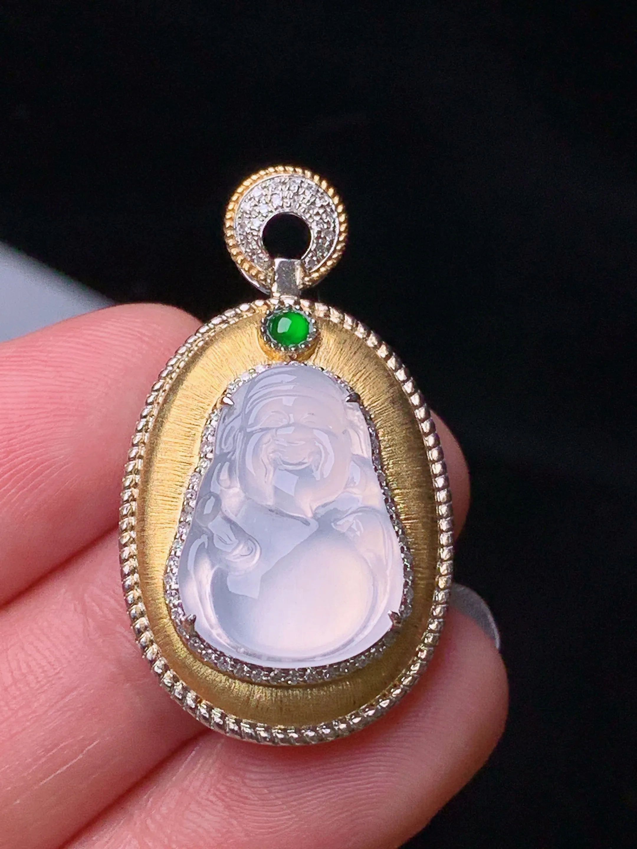 18k金钻镶嵌冰种财神吊坠 玉质细腻 色泽清新艳丽 整体尺寸34*19.3*8.8