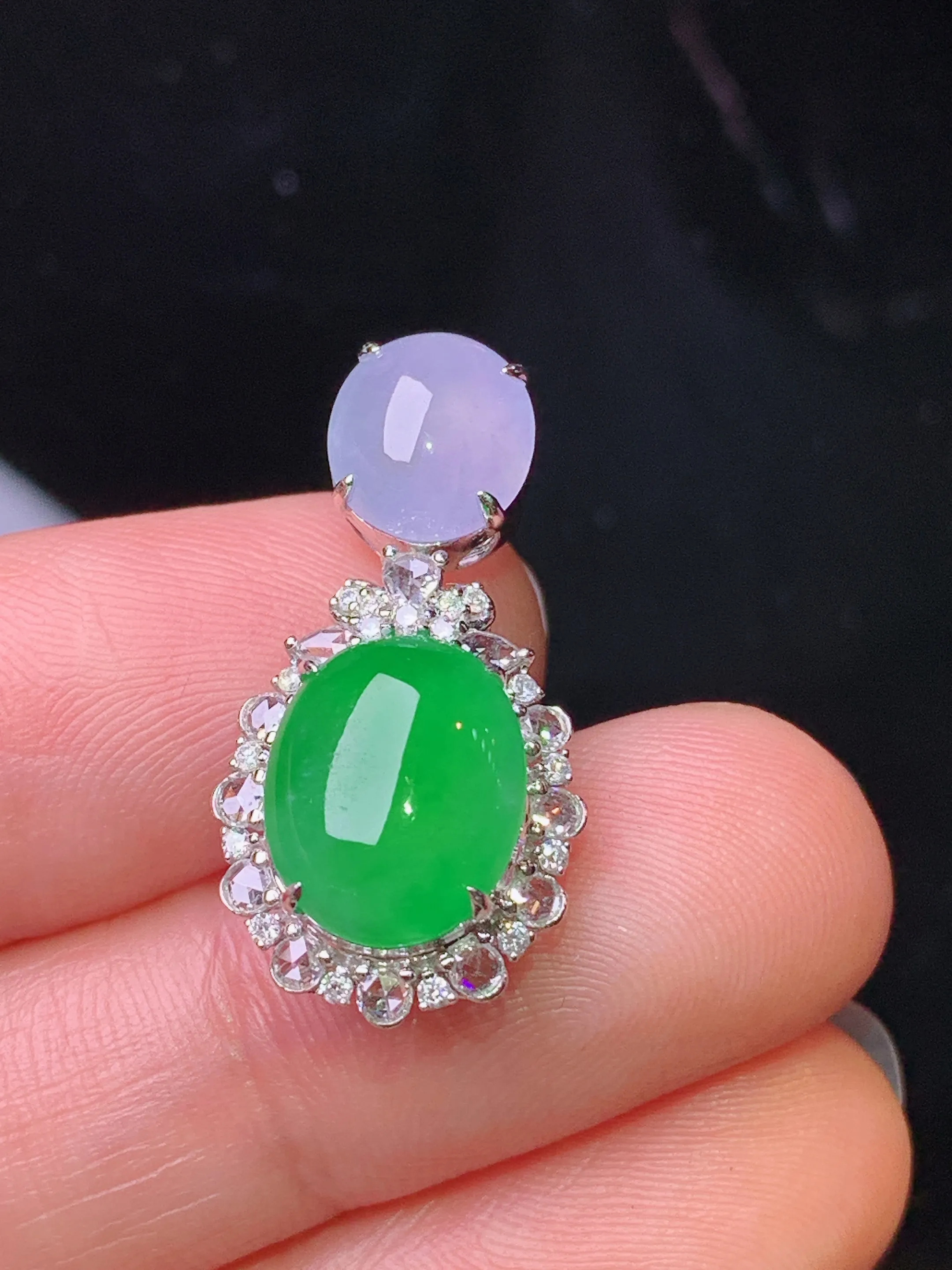 18k金钻镶嵌满绿蛋面吊坠 玉质细腻 色泽清新艳丽 整体尺寸25.8*13*9