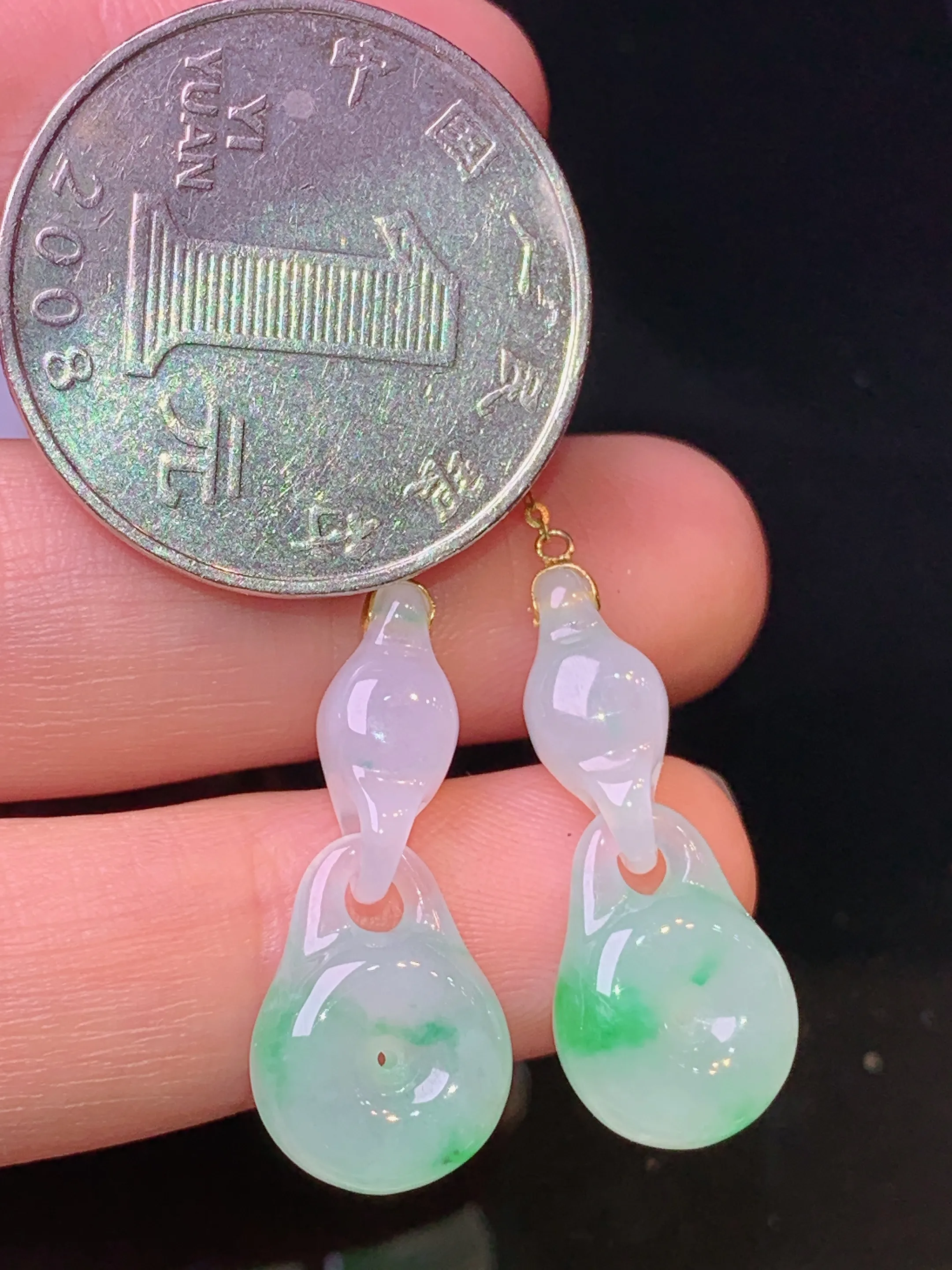 18k金镶嵌飘绿同心锁平安扣耳坠 玉质细腻 色泽清新艳丽 整体尺寸45*10.6*5.3