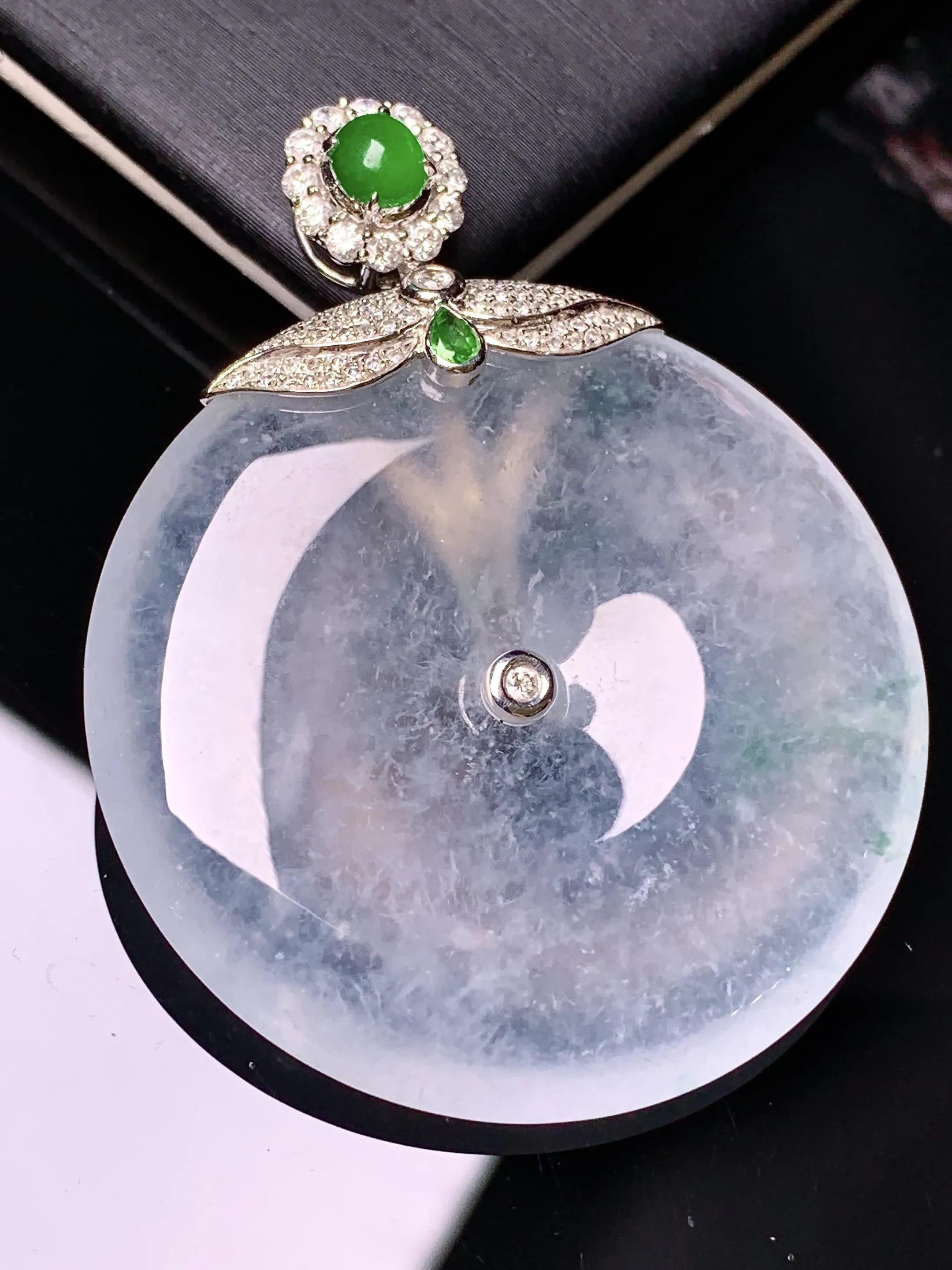 18k金钻镶嵌冰种平安扣吊坠 玉质细腻 色泽清新艳丽 整体尺寸45.2*36*6