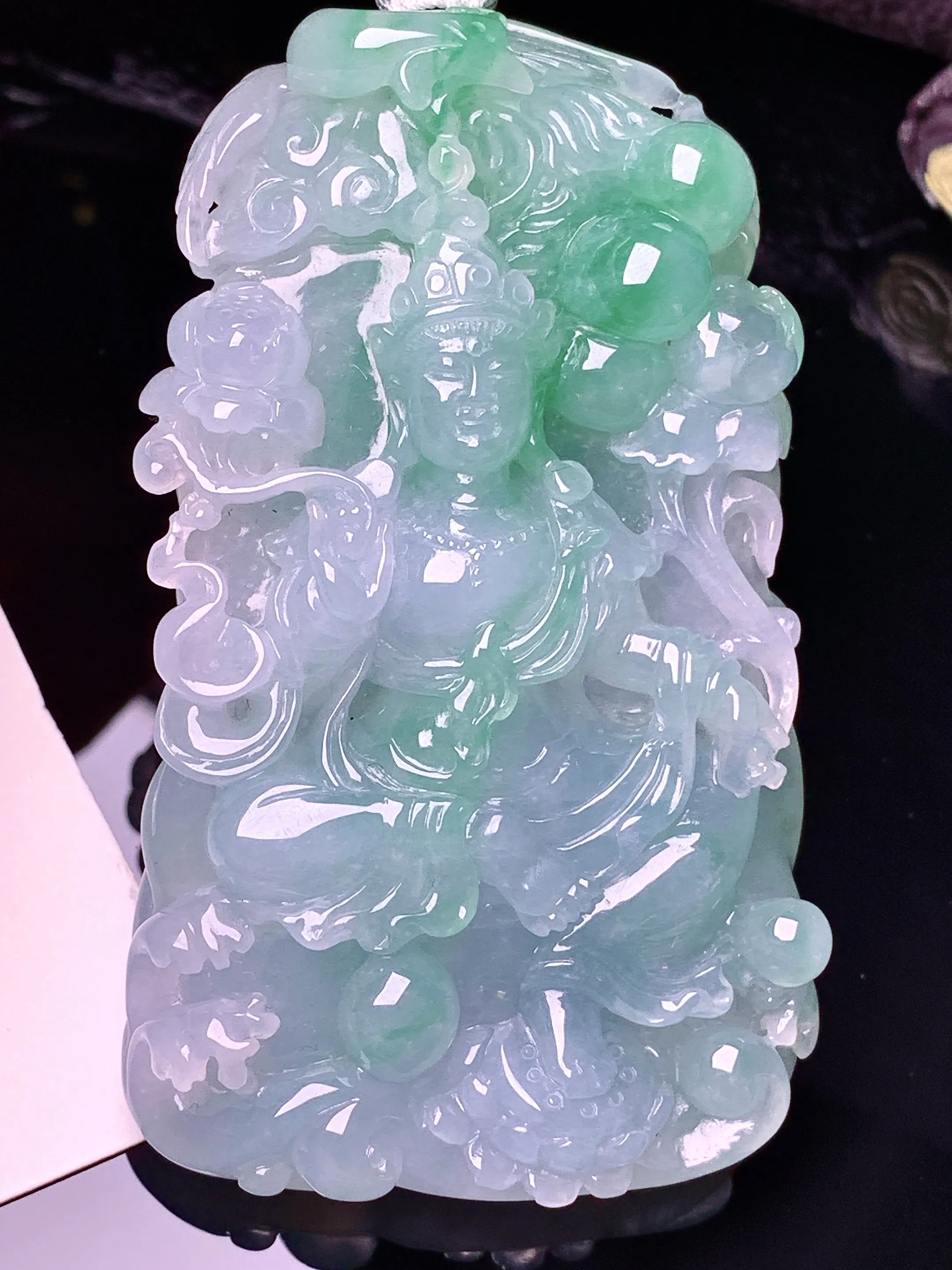 飘绿度母观音菩萨吊坠 玉质细腻 色泽清新艳丽 整体尺寸68*40.3*11.6