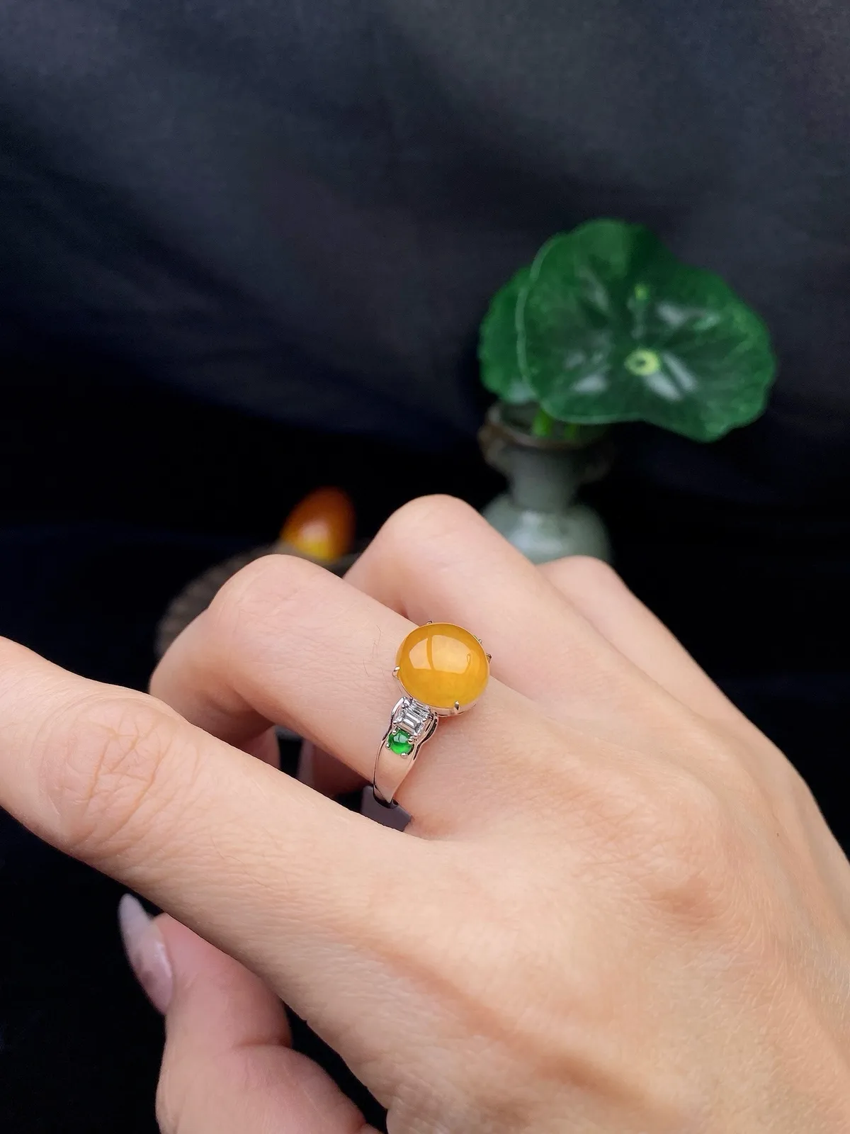 【冰种黄蛋面戒指】质地细腻，饱满度很好，晶莹剔透，18k金钻镶嵌，裸石尺寸9.6*9.3*4.1毫米