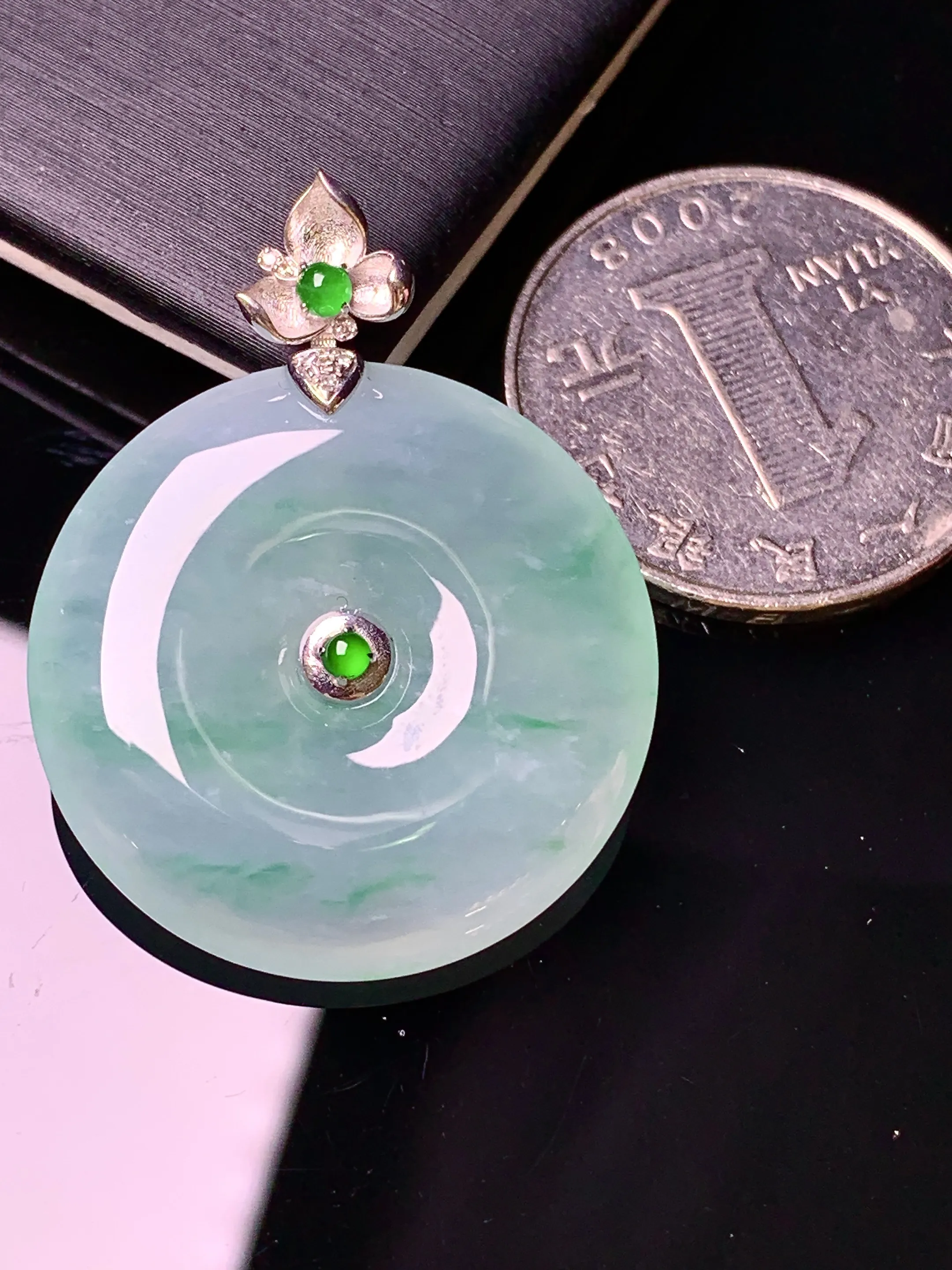 18k金镶嵌冰种飘绿平安扣吊坠 玉质细腻 色泽清新艳丽 整体尺寸35*27.3*5.8